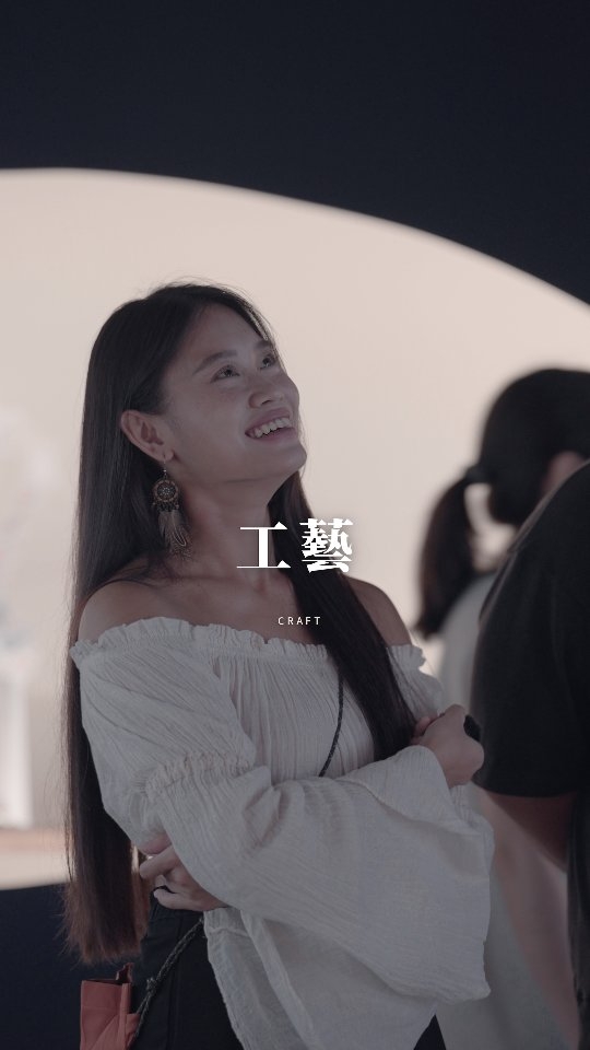 點擊看內文看展覽詳情＆學一點阿美語 👇🏽

2026 台東博覽會｜台東工藝展《深深慢》Deep Slowness
07/03-8/20 臺東美術館・大文創教室
最後倒數囉！ 下次就沒有下次了！
每天 09:00–18:00 現場都有導覽員帶你不只看作品🫶🏽

走入文化最好的起始點，就是「接觸」～
看看這些工藝品，也試著理解它們背後的故事，
那一點點感性，會在你心中慢慢發酵 🫶🏽

Osay的學習筆記：

ʼoway 黃藤

rorang 構樹

teloc 嫩梢、末梢

fongoh 頭

Minengneng to teloc no ʼoway,
O fongoh namo mafanaʼ a miʼicekoy.
看著黃藤的嫩梢，你們的頭也要懂得低下

Minengneng｜看著
teloc｜嫩梢
ʼoway｜黃藤
fongoh｜頭
namo｜你們的
mafanaʼ｜懂得
miʼicekoy｜低下來

----------
深文化｜藏在技法背後的倫理，延續族群記憶
深生態｜與自然的協商，展現對土地的尊重
深關係｜人與自然、祖先及未來的對話
深地圖｜工藝師用勞動繪出跨越邊陲的地圖

#語浪 #阿美族 #culture #indigenous #台東博覽會 深深慢 台東工藝展

——
導覽｜Fuyan
總監｜Akac Orat
作品｜馬蘭珠花頭飾 王建傑 Siwa／石器 鄭志強 Alinadan Tatiyam／《破》劉美怡 Kiko Lafang Ciwildian／《山豬—排灣男子帽飾》林嘉倫 Sivulai Ljaljegean／琉璃珠首飾創作 角琉璃／《lorang kiping 樹皮上衣》沈太木／《padekan》《tataroan》黃苑蓉／《我的族人》陳文生 縮圖