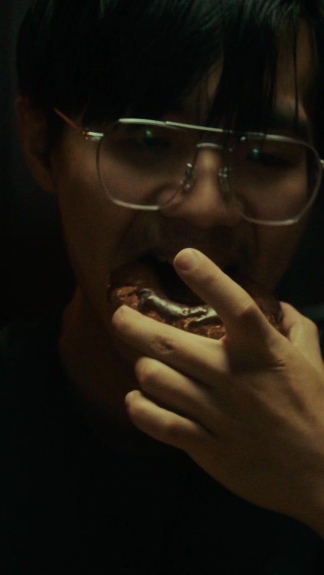 明明吃飽了,為什麼還是一直想吃?
因為「想吃」跟「真的餓」,不完全是同一件事。
我們的進食不只受到生理飢餓影響。
看到甜點突然想吃、看 Netflix 習慣拿零食、經過便利商店就想買東西……
這些都可能受到食物獎賞、環境線索與過去建立的進食習慣影響。
所以很多人在控制飲食時,只做了一件事:
忍。
但如果每次想吃都只能靠意志力硬撐,長期其實很難管理。
比起第一時間告訴自己「不能吃」,你可以先問:
我是真的餓,還是只是想吃?
再觀察:
✔️ 我現在有明顯的生理飢餓嗎?
✔️ 還是我只特別想吃某一種食物?
✔️ 是看到、聞到食物後才突然想吃嗎?
✔️ 我是不是無聊、壓力大,或又進入平常會吃東西的情境?
這不是用來判定「這口到底能不能吃」。
而是讓原本無意識的進食,多一個思考的空間。
另外,與其每天考驗自己的意志力,不如降低環境裡不必要的食物刺激。
例如不要把零食長期放在視線內、不要每次看劇都固定配食物,正餐也要顧好蛋白質與整體飽足感。
食慾不是敵人。
真正要練的,是分辨:
「我的身體需要吃」
和
「我現在只是很想吃」。
📩 如果你常常明明吃飽了,卻還是控制不了嘴饞,
留言 「食慾」
我把整理好的 《食慾控制指南》 傳給你。
#健身#減脂 #健身教練 #增肌減脂 #gymmotivation 縮圖
