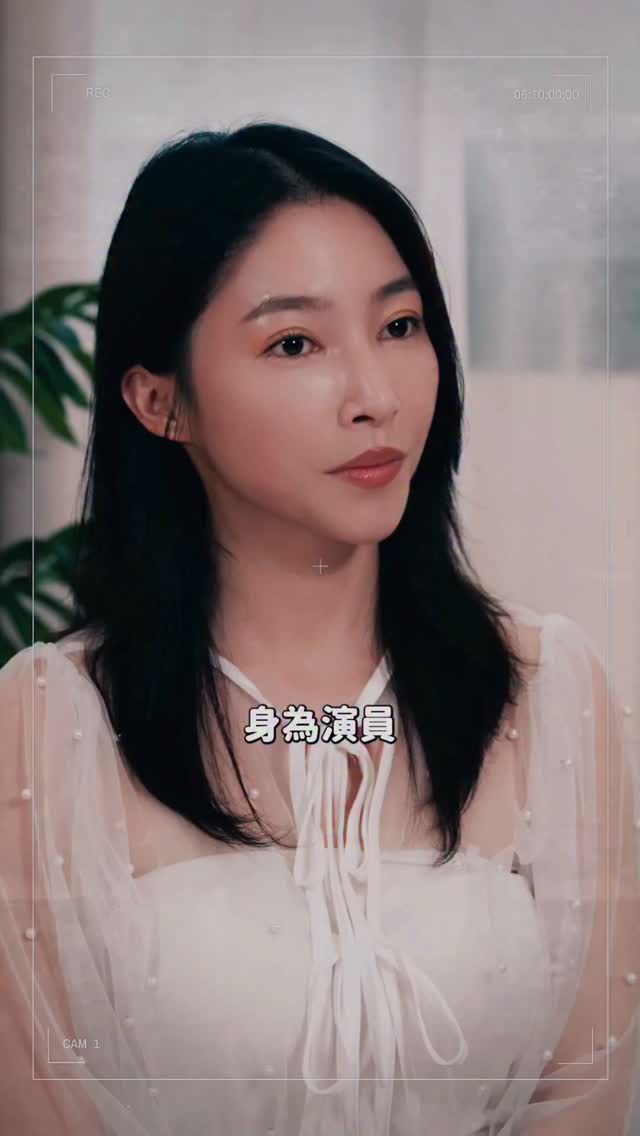 身為演員，入戲的時候，我的專注力超乎你的想像。
但只要遇到它，我的專注力就會瞬間歸零、眼裡只剩它（笑）

拍戲收工或空檔，我很常順路去百貨公司買「丰丹嚴選本舖」的糕餅，有時候一個晚上真的會不小心自己默默吃光光！今年中秋，我決定就送這個連我自己私下都愛到不行的真心好禮，誠意絕對滿分！

私心最愛推薦：松子茶酥
這款真的讓我一吃就著迷！外皮和內餡都揉進了日月潭阿薩姆紅茶粉，用的是茶葉最珍貴的一心二葉磨成1000目（愛喝茶的懂的人都知道，這～非常細緻！）。一咬下去，茶香瞬間在嘴裡擴散，搭配完整的香脆松子還有Q軟麻糬，那個豐富的口感，真的會忍不住一口接一口。

禮盒裡還有幸福Q餅、酒藏皇妃酥，丰丹的中式糕餅我真的太喜歡了！😍

拍戲空檔必備：一口酥鳳梨酥
丰丹的鳳梨酥我也大推！特別是拍戲嘴饞時可以一口塞的小巧尺寸，除了最經典的原味，還有抹茶柚子、烏龍蘋果、荔枝口味，每一種都超可愛又好吃。

鳳梨酥奶味超級濃郁！外皮選用紐西蘭奶油和日本昭和菓子粉，內餡則是嚴選土鳳梨加金鑽鳳梨，酸酸甜甜的比例剛剛好，完全是我的菜！

最重要的是，丰丹的產品每年都有通過 SGS 檢驗，食安看得見，送禮自吃都超安心。

今年中秋還沒挑好禮物的看這邊
官網都可以直接下單我強力推薦的這幾款，真心不騙，買了絕對會被稱讚很懂吃！

趕快手刀逛起來吧 👇
@fongden_ 

留言給你連結🔗
官網連結：https://fongnden.com/

大力推薦
#丰丹 #丰丹嚴選本舖 #伴手禮推薦 #松子茶酥 #鳳梨酥 縮圖