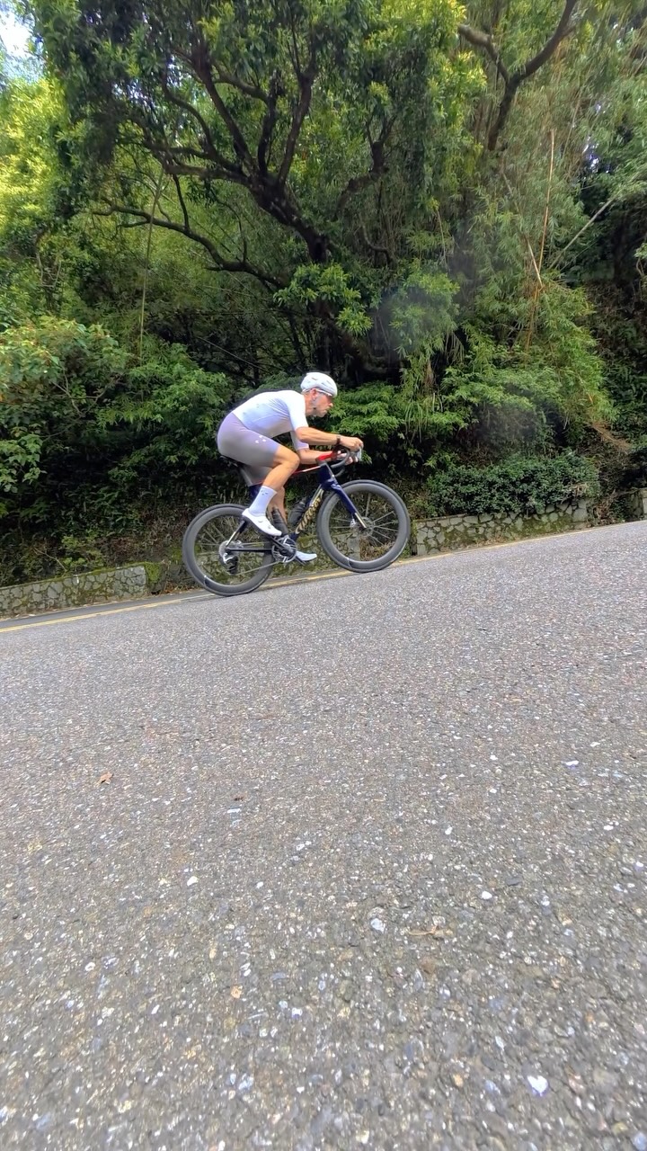 Taipei 101 — the fastest way to collect vertical meters in Taiwan, with breathtaking views over all our daily riding destinations.
Come explore Taiwan, a cyclist’s heaven! 🇹🇼🚴‍♂️
BTW: we really climb here. 😅

台北101 —— 在台灣「爬升」最快的方式，一次爬好爬滿，還附贈無死角的絕美風景。
從高處俯瞰我們每天騎車的目的地，才發現：原來平常騎的路，是這麼的美。
來台灣騎車吧，這裡真的是單車天堂。🇹🇼🚴‍♂️
BTW，真的是秒速攻頂喔 😅

#德國91 #Taipei101 #strava #CyclingTaiwan #kom 縮圖