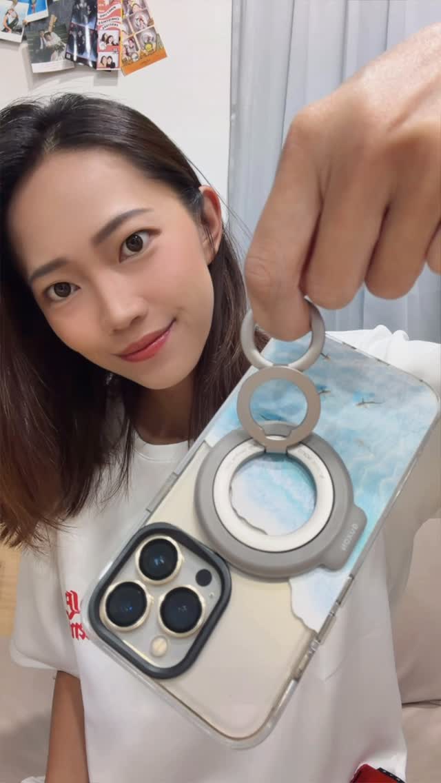最近體會到「解放雙手」的快樂!尤其是吃飯追劇、自拍錄影,或只是懶得一直拿著手機的時候🤣
我的手機後面多了這顆!GUXON HALO 星環磁吸手機支架 🪐
本來以為就是普通的手機指環,結果用了一陣子發現——欸,他比想像中方便很多!
MagSafe 磁吸上去就能用🧲
磁吸力很強,360° 想怎麼轉就怎麼轉,直放橫放都可以
展開還能直接變手機支架✨
而且那個「喀喀喀」的旋轉手感超療癒(怪人)
只有 39g、厚度 6.3mm,收進小包或口袋裡也不會太大太重
如果你跟我一樣,覺得「東西必須好用,也要好看」的話
@guxon_iwalk HALO 星環磁吸手機支架推薦給你🤩
#GUXON #磁吸手機支架 #日常好物 #iwalk 縮圖