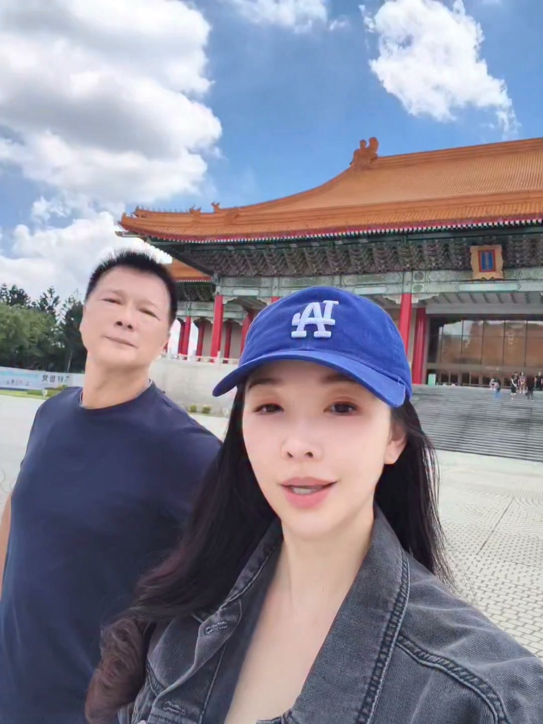 前天終於收到了蔡爸爸的新書
《#男人的第二次浪漫 情書寫給女兒》
看了幾篇就喚起了好多女兒小時候發生的日常小事。
所有的小事對於第一次當父母的我們來說,就像電玩打怪一樣,
充滿新鮮與挑戰,
更多的是無條件的愛。
我們都不需要成為誰,
只需要成為健康快樂的自己。
#男人第二次浪漫 蔡詩萍 縮圖