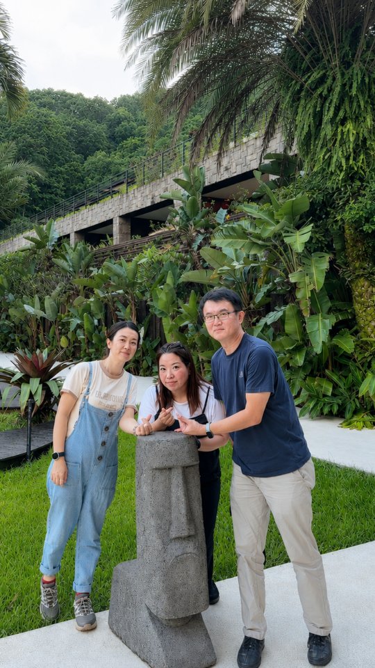 「南投埔里住宿推薦｜The Bal'e Villas牛眠埔里開箱｜峇里島風Villa、一泊三食、私廚晚宴，慶生度假一次看！」
─── ⋆⋅☆⋅⋆ ───
🔗詳細圖文分享：https://yinyan.tw/balevillaspuli/
─── ⋆⋅☆⋅⋆ ───
🔺影片由 @carol73530製作🔺
─── ⋆⋅☆⋅⋆ ───
【文章導讀】
牛眠埔里鄰近埔里市區，周邊自然景致與旅遊景點各具風情，適合各年齡層旅客前來度假，徜徉於恬靜愜意的旅居時光。
從迎賓下午茶、防蚊包DIY活動，到私廚晚宴與翌日自助早餐，豐富住宿體驗留下珍貴的生日回憶，一起來開箱精彩亮點！
【特色】
𝟭、設有停車場、無邊際泳池、發呆亭及餐廳。
𝟮、入住Villa花園四人房，房內貼心備有迎賓點心。
𝟯、房型獨樹一幟，保有舒適且具隱私感的住宿空間。
𝟰、一樓餐廳依專案供應下午茶、自助早餐與私廚晚宴。
𝟱、一樓餐廳下午安排防蚊包DIY活動，製作防蚊包。
𝟲、推出「壽星限定南洋假期」專案；本次入住四人房另加購生日佈置服務。
【住宿心得】
𝟭、厚實床墊帶來安適好眠，讓人不知不覺墜入夢鄉。
𝟮、淋浴暢快淋漓，舒緩旅途疲憊，靜享愜意泡澡時刻。
𝟯、自助早餐融入在地特色美食，道道滋味令人齒頰留香。
𝟰、入住牛眠埔里，沉浸於峇里島度假風情與幽靜慢活的旅居時光。
【備註】文章時效性請依店家公告為主。
▂_▂_▂_▂_▂_▂_▂_▂_▂_▂_▂_▂_
⭕The Bal'e Villas牛眠埔里相關資訊：
📮地址：545南投縣埔里鎮牛眠里內埔路18-5號
☎️電話：049－299－0999
🔺牛眠埔里官網：https://the-bal-e-villas.mydirectstay.com/
🔻牛眠埔里FB粉絲團：https://www.facebook.com/balevillaspuli/
♦️牛眠埔里IG官方頁：https://www.instagram.com/balevillaspuli/
@balevillaspuli
▂_▂_▂_▂_▂_▂_▂_▂_▂_▂_▂_▂_
#牛眠埔里 #埔里住宿 #埔里住宿推薦 #埔里民宿 #埔里民宿推薦 縮圖