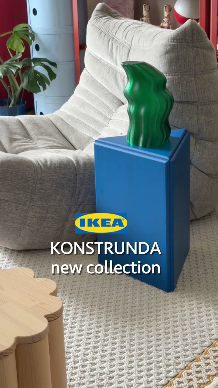 IKEA 新品 KONSTRUNDA 系列
由7 位來自不同領域的設計師,把他們的藝術創作,變成可以真正走進生活的傢俱與家飾
這次和大家分享我帶回家的三件傢俱:
🌼 花朵椅凳|Lisa Hilland
瑞典當代設計師 Lisa Hilland 擅長把工藝、永續與家具設計結合,十分重視傳統工藝
成為母親的角色之後,她藉由休產假的期間,重新思考「設計與人的情感連結」和「什麼樣的東西值得留下來」
於是開始注意以前不在意的老東西,想起自己的曾祖父曾經有一間木工坊,那些用松木做的東西,過了一百年反而變得更加漂亮
像她很著名的 Bow Chair,就花了大量時間研究彎木技術,希望用更少的零件做出一張完整的椅子
我很喜歡這次她把自己熟悉的松木材質,做成一張幾乎像花朵一樣的椅凳,讓堅實的木材,也能帶給人柔和溫暖的感受
💙 藍色三腳凳|Andu Masebo
來自倫敦的Andu Masebo 有木工、金工和陶藝的背景
在設計師和手工藝職人兩種角色之間切換
這張椅凳用厚實的實心松木製成,鮮明的藍色下面還看得到自然木紋,簡單的造型卻很有存在感
💚綠色玻璃擺件|Lisa Reiser
瑞典設計師 Lisa Reiser 專注於玻璃、陶瓷與金屬創作,經常從自然裡的不規則形狀找靈感
她曾經從瑞典北方冰凍溪流扭曲、流動的形狀中得到靈感,做出一系列玻璃作品
這次的家飾以口吹玻璃製作,柔和的波浪形狀加上霧面綠色,看起來有點像一顆融化的糖果,每一件都帶有手工製作的獨特性
-
這次新品KONSTRUNDA 系列
把不同設計師的想法相互碰撞,變成我們每天可以使用、觸摸、放在家裡的東西,讓藝術可以走進生活,並賦予他們功能性
用IKEA平易近人的價位,就能收藏這些作品,真的是很難得,推薦給大家!
#konstrunda #ikea #ikeahack #ikeaideas 縮圖
