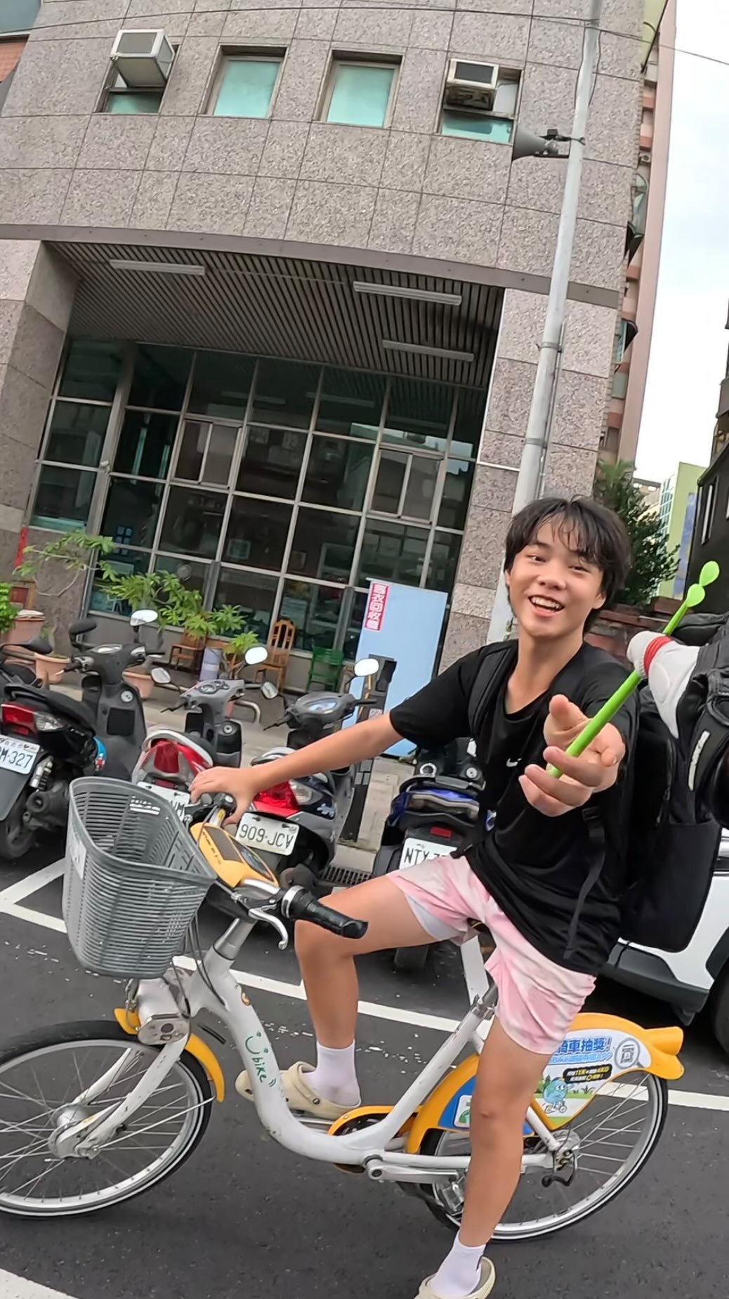 等紅燈突然被 U Bike 同學罵，結果互動超可愛🌱❤️
#等紅燈 #騎車日常 #ubike #散播快樂 #酷洛白米 縮圖