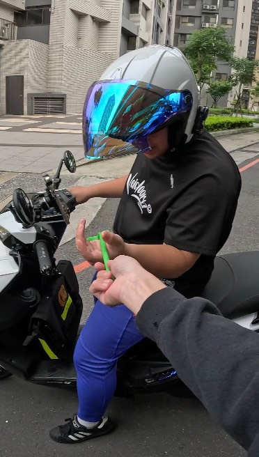 等紅燈被喊住，結果變成街上有趣的互動🦋
#真實反應 #騎車日常 #搞笑 #motorcycle #randomactofkindness 縮圖