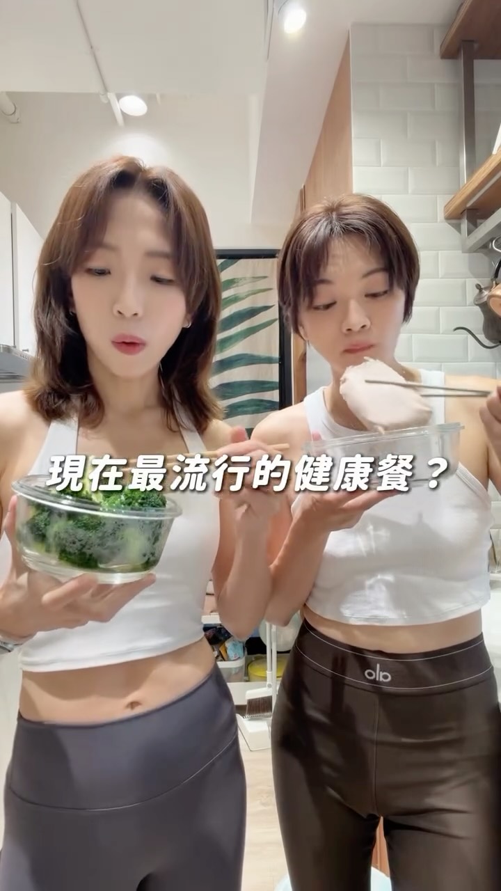 減脂開始自己煮以後,我才發現⤵️
我不是吃膩健康餐,
而是吃膩了自己只會做那幾道。
現在流行的健康餐,
早就不是雞胸肉配花椰菜囉!
後來認識Flexitarian「彈性蔬食」,
最近也想要偶爾吃素
(漸進式減肉)
希望有意識地讓蔬菜、豆類、
菇類和原型食物,
在生活裡增加多一點。
最近聽了無肉市集創辦人張芷睿的訪問,
因為一場身體的警訊開始吃素,
讓她的人生走上了一條完全不同的路。
《張芷睿的無肉料理學》
這門課有6位人氣蔬食餐廳大廚指導,
教你把30道無國界料理,
搬回自家廚房,
變成讓人期待端上桌的料理。
BaganHood 吳榮峰|西式 Fusion 魔術師
Arigatou 呂承道|義法高級感大師
福屋 朱黃均|日料創新推手
五郎時食 胡財賓|日式職人
畔畔蔬心 黃聖元|中式料理達人
綠帶 曹思蓓|純素烘焙女王
開啟一趟美味蔬食追尋,
讓吃素不再制式有壓力,
而是一種快樂美味,
容易維持的生活方式。
#無肉料理學 縮圖