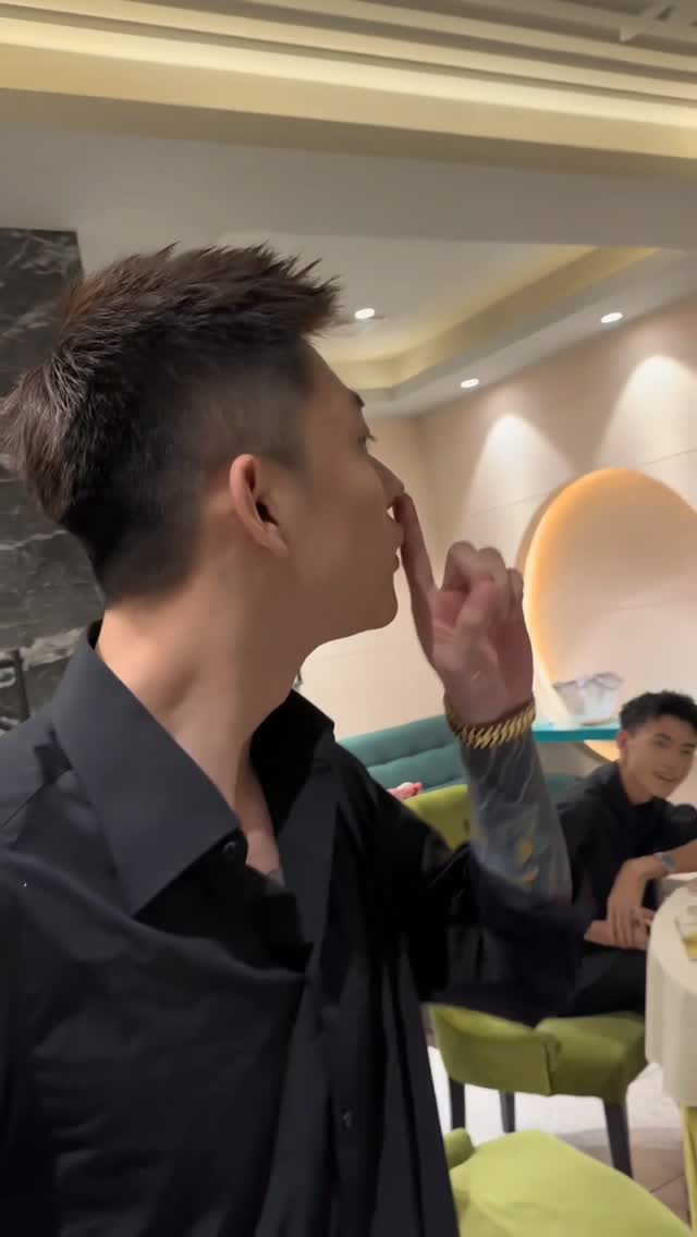 他明顯慌張了🤭🤭🤭

#前任 #曖昧拉扯 #痞帥 #東北男人 #劉子傲 縮圖