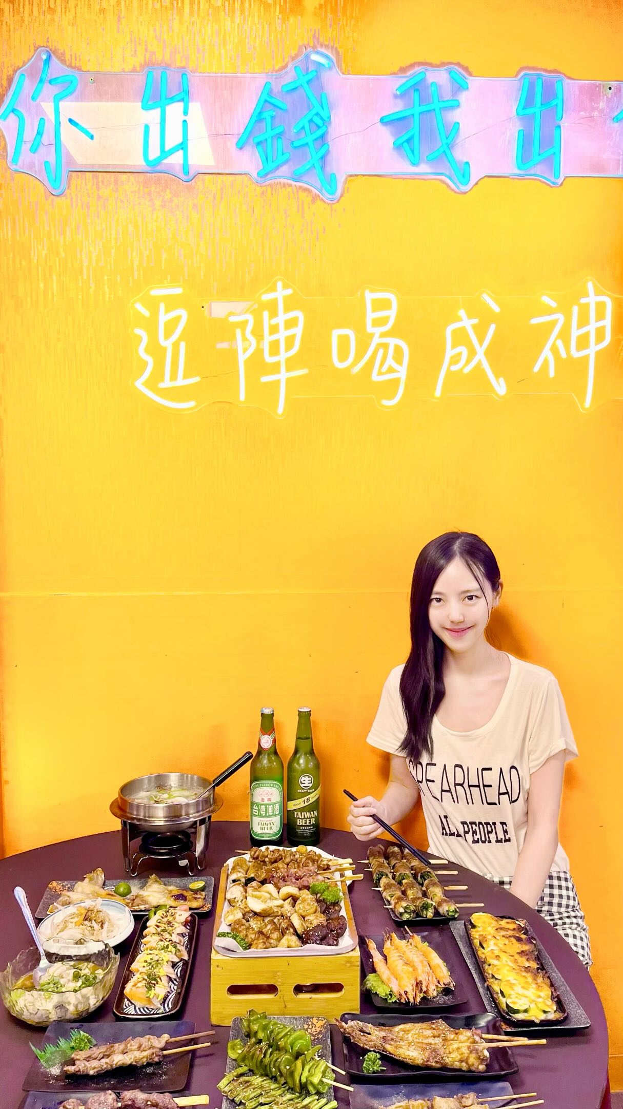 📍台中·豐原
阿爸燒烤🍖✨💕⭐️
@bbq816486
從路邊攤發跡到現在的寬廣店面🏬除了現烤的串燒🏮還有快炒,20年經驗主廚的日本料理等🐟料理超美味😋氛圍十分接地氣的燒烤店👏
店裡面播放著台語流行樂🎵配上一串串燒烤和沁涼的啤酒,根本就是人間最高級的享受😎
特色的方形烤爐以小燭火慢慢加熱🕯️可以保持最美味的狀態🤤烤肉和蔬菜刷上偏甜的特製醬汁⚱️讓人百吃不膩❤️
人氣好到預約滿滿的,開門不久後就人聲鼎沸👥店家在週五還有安排駐唱,舉辦如戰鬥陀螺等各種活動🎡適合下班來放鬆也可以感受到活力滿滿的燒烤店✨
餐廳還有提供球球的遊戲區,可以在大人享受燒烤的同時也讓小孩放放電🔋
♡店家資訊♡
🏠臺中市豊原區豊南街239號
🕔17:00-23:30(週一公休)
☎️0926-816486
#阿爸燒烤#台中美食#豐原美食#台中晚餐#豐原餐廳 縮圖