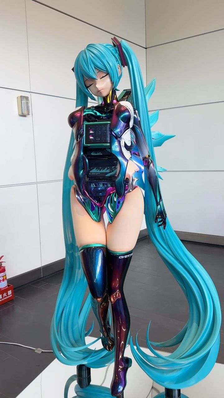 The World’s First 1:1 Scale Hatsune Miku PC 💙
Standing at 200 cm tall, this one-of-a-kind PC brings Hatsune Miku into the real world at full scale.
More than just a computer, it’s a fusion of PC modding, craftsmanship, technology, and art—built from scratch to turn imagination into reality.
Designed & Built in Taiwan 🇹🇼
世界初、1/1スケール 初音ミクPC 💙
全高200cm。
初音ミクを等身大のPCとして現実世界に。
ただのPCではなく、PC MOD・ものづくり・テクノロジー・アートを融合させ、ゼロから作り上げた唯一無二の作品です。
Designed & Built in Taiwan 🇹🇼 縮圖
