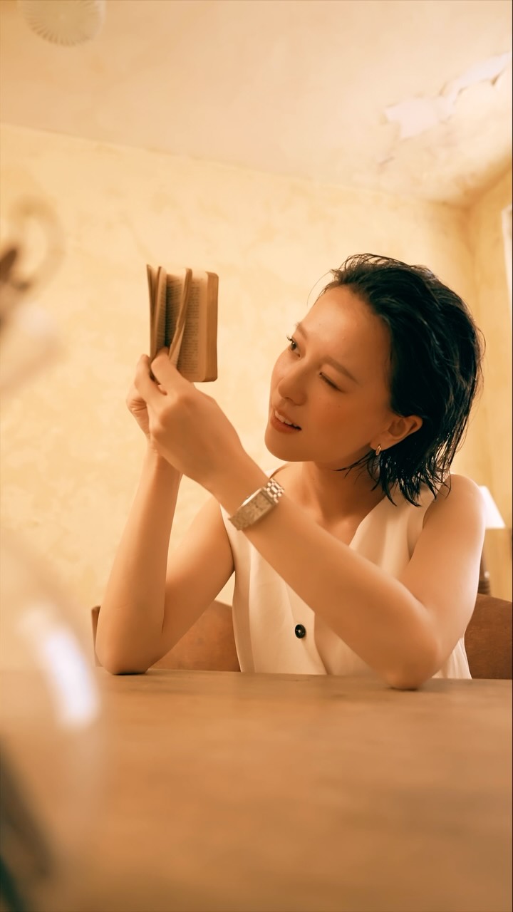 “La Dolce Vita”
是午後陽光恰好的溫度,是日常縫隙裡的小小探險,也是指針輕輕走過的每一個剛剛好的片刻。
時間不只是刻度,指針記錄著流逝,而真正留下的,是那些值得被記得的瞬間。
我去時間帶我去的地方,帶著喜歡的自己,一起出發。
#LONGINES
#LonginesDolceVita
#WithmyLongines
@Longines 縮圖