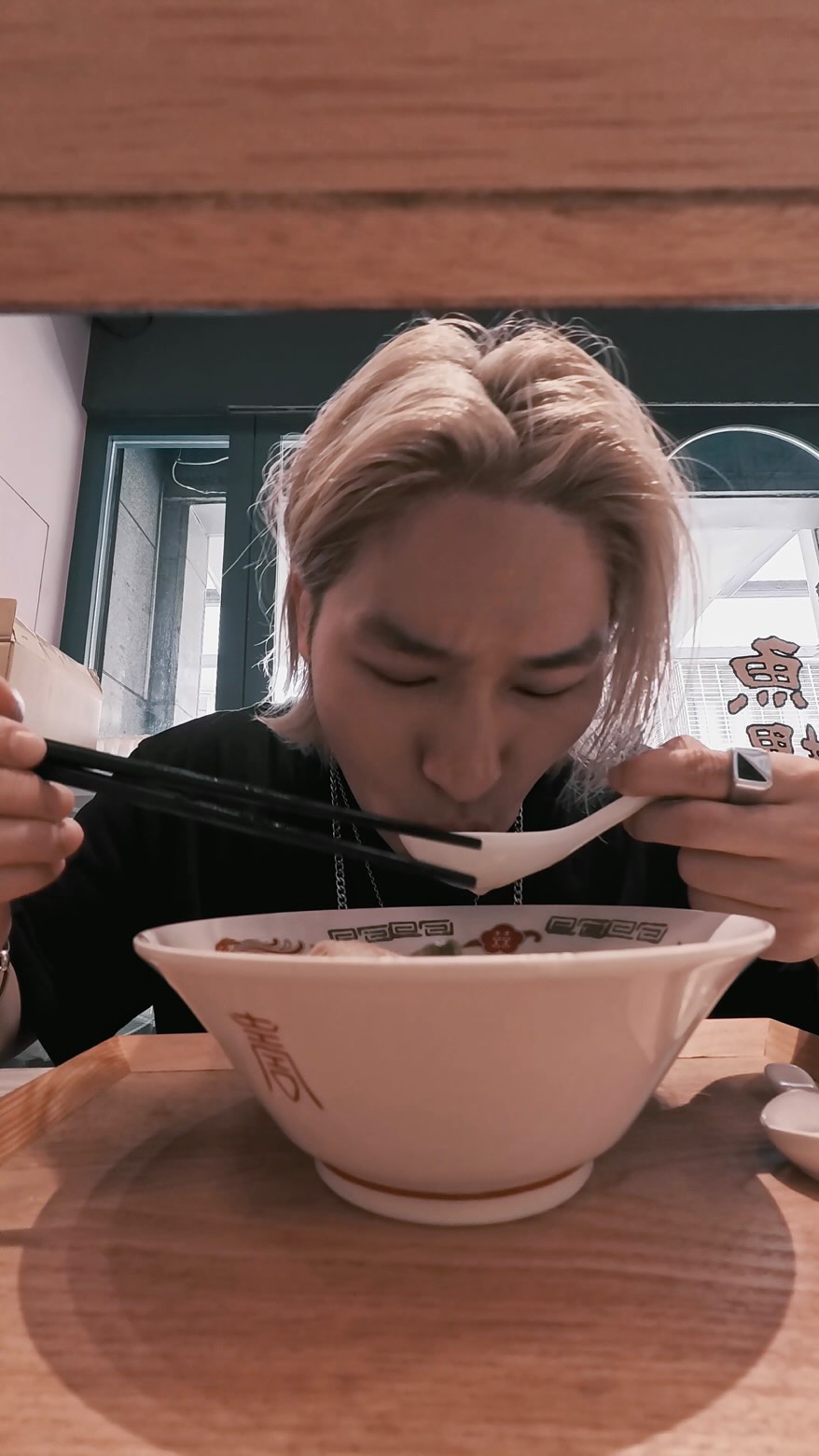 回到台北的「拉麵魚堺大安店」,用不同的視角吃拉麵!
-
硬是把「Insta 360 Go Ultra」交給了老闆
讓我全程觀賞他煮拉麵的第一人稱視角哈哈
而且這次全程將相機旋轉90度用直式來拍攝記錄
-
這台體積超小,讓我隨身攜帶方便拍攝
磁吸設計的設計讓我可以百分之百的俯視視角拉麵的整個製作過程
優秀的廣角鏡頭讓我自拍起來的畫面相當好看
「Insta 360 Go Ultra」把玩起來不但有趣之外,功能還非常強大又齊全!
-
如果正好想要買台相機入門來記錄自己的生活的朋友,我首推的就是這台「Insta 360 Go Ultra」
6/1 15:00 - 6/18 15:00 有年中的夏季優惠!
多種相機有折扣優惠之外(Go Ultra是85折優惠!)
除Luna FlexiCare外,全系列Care價格全面8折
有興趣的朋友可以在我的個人檔案使用專屬連結或推廣代碼【INRSGBLEKEL】購買,千萬不要錯過! 縮圖