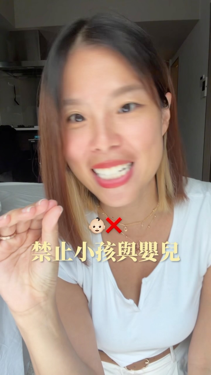 我的婚禮規定Ep.1 \(//∇//)\
有些可能跟大家想的不太一樣🤭
我覺得婚禮本來就沒有標準答案
只要是自己真心喜歡的樣子就好了
畢竟是我期待這麼久的一天🏰
我想照著自己的心把它辦成我們最喜歡的樣子❤️❤️❤️
正式進入準新娘養成期✨我非常認真✨
場地要顧、流程要顧、賓客要顧
最不能忘記顧的是我自己🤣
準新娘繼續努力漂漂亮亮!
為了婚禮當天膚況很好
AKIMIA 微電流面膜也直接加入我的備婚保養清單
這款添加了植物PRP(*Plant Renewal Power)
先掃除老化暗沉再補充澎潤能量
還能加強肌膚防禦力
成分這麼強還不夠
如果不能把成分送入肌底就白費了😤
這款面膜有印刷電池,利用微電流打開肌膚的吸收通道
一口氣把成分送進皮膚,達到更高效的保養😍
我喜歡它敷完不是只有今天皮膚水水的
而是讓保水度從肌底蹦出來,毛孔更細緻🐳
整個膚況看起來更透亮、更澎潤
上妝的服貼度很有差!
好期待婚禮當天的妝感,持妝度一定很好
快敷上AKIMIA跟我一起變漂亮!
我要直接送🧑🏻🌾👩🏻🌾✨AKIMIA 超維因子微電流面膜✨
這次直接抽 5 位一人一盒!
抽獎方式超簡單:
① 按讚這篇貼文
② 下方隨意留言就可以參加
之後會在留言區公布中獎名單!一起水水亮亮💖
@akimia.tw
#AKIMIA #微電流面膜 縮圖