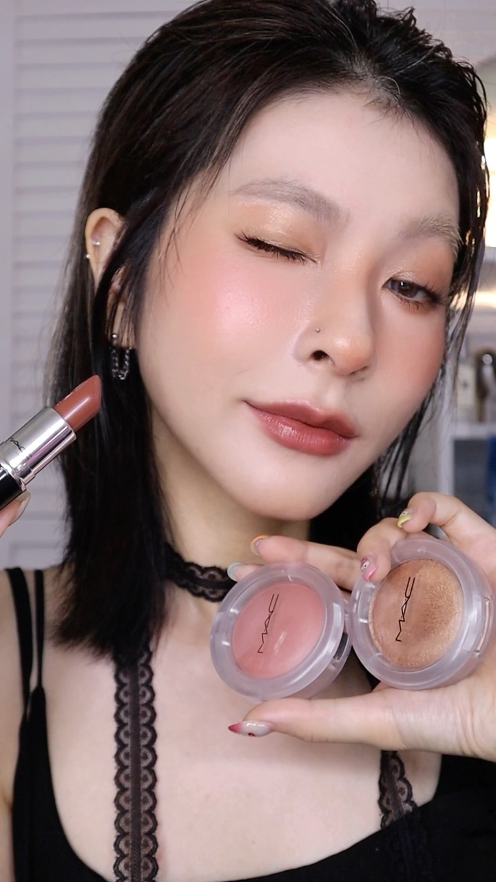 喜歡哪種被溫柔包圍的瞬間🌇
還喜歡看哪一種配色留言跟我說唷🥰
產品/
奶凍腮紅 brush, please+170刷
QQ幻彩餅 Cloudburst+159刷
超水感持色水唇膏 567
(怕顆粒感的同學打亮可以不放面中喔!)
@maccosmeticstaiwan @maccosmetics
#MACCREATORAPAC 縮圖