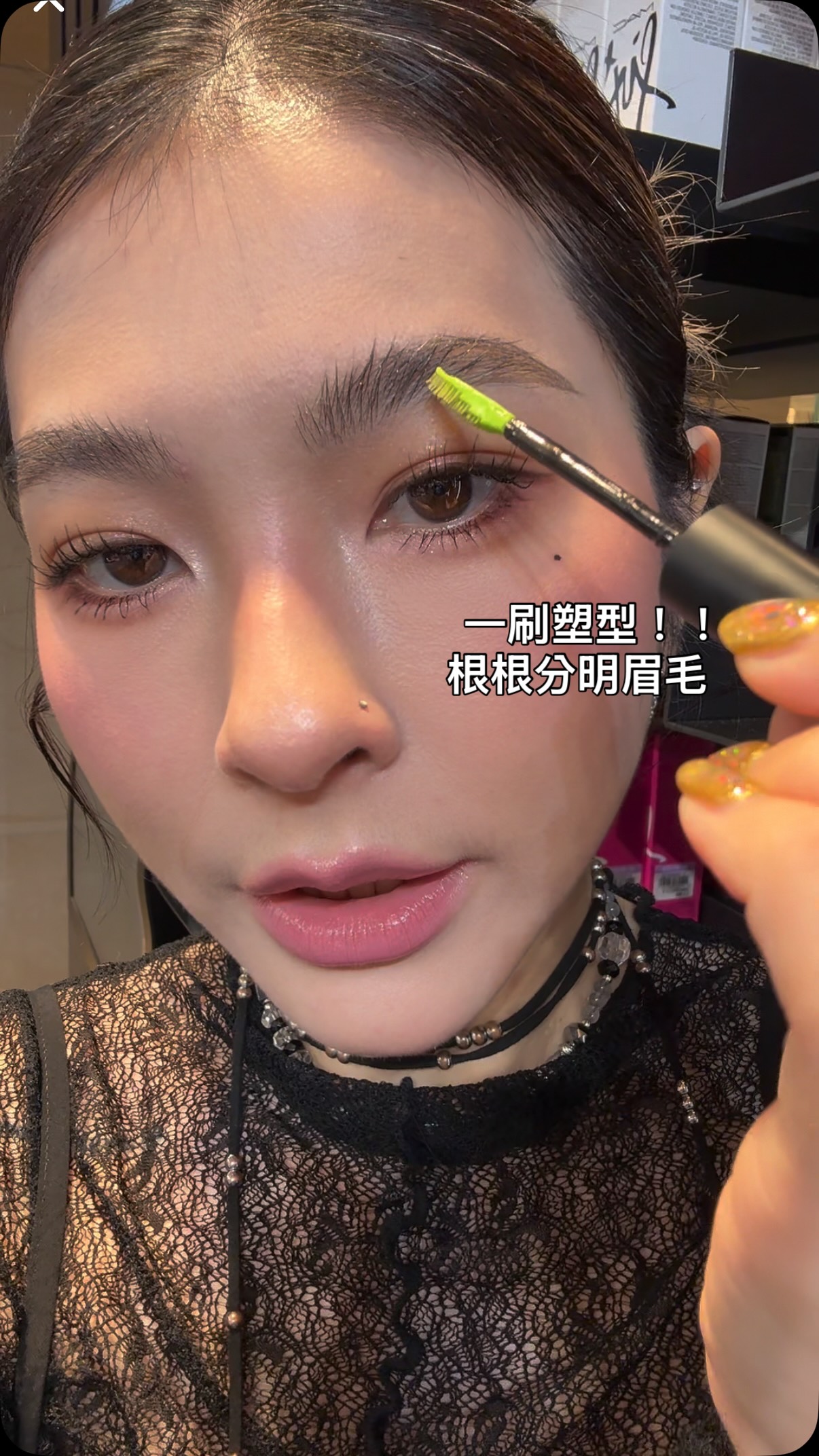 太多人問我的眉毛怎麼可以這麼根根分明🫢
所以趁上班空檔,趕快拍一支影片跟你們分享!
其實歐拉老濕本人是「超級濃眉人」😂
以前一直覺得眉毛太濃,就會刻意把眉毛剪短,再搭配淺色眉粉,希望讓眉毛看起來淡一點。
但後來才發現——
濃眉需要的其實不是「顏色變淡」,而是「透明度」!
眉毛剪得越短,再鋪上眉粉,反而更容易變成一整塊,存在感還是很強。
所以如果你也是跟我一樣的濃眉同學,
不妨試著把眉毛慢慢留回來🤍
平常只需要修掉一點點雜毛,
再用 M·A·C 眉廓定型液 直接把眉毛往上梳,讓原本的毛流完整露出來。
眉毛有了透明感之後,
即使毛量很多,看起來反而會更輕、更柔和,
而且那種根根分明的毛流感也會更漂亮✨
不過眉毛跟留瀏海一樣——
過渡期真的一定要忍住不要亂剪🤣
濃眉的同學可以試試看,
有時候不是要一直「減掉」,而是把原本的眉毛整理對就很好看了🫶🏻
@maccosmeticstaiwan @maccosmetics
#MACCREATORAPAC 縮圖