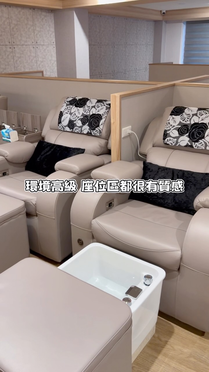 這次來桃園辦事情,忙完之後決定給自己一點時間放鬆一下,來到「瑝緹御指 足體養生會館」做個腳底按摩~
一整棟都是瑝緹御指的空間,足足有8樓,整間會館真的非常寬敞,裝潢也很有質感,從座椅、沙發到整體環境都讓人覺得很舒服。
這次做腳底按摩,師傅們都很親切,過程中如果有任何不舒服都可以直接反應,想聊天可以聊天,想安靜放空也完全沒問題。如果想要更有隱私一點,也有獨立包廂;有需要做身體按摩的話,也會安排在獨立包廂裡。
按摩結束後還會被帶到 8樓食堂,今天有滷肉飯、紅豆湯、貢丸湯、熱茶可以自己拿,吃到飽、喝到飽,自己裝取就好,但還是要以不浪費為前提喔~
整趟從按摩到最後吃點東西,真的覺得很舒服。以後有來桃園需要放鬆一下,瑝緹御指會是我會想再來的地方☺️❤️
@massage_taoyuan
瑝緹御指 足體養生會館
📌桃園市桃園區三民路三段229號
#阿修Ashow #阿修愛吃喝愛享受 #瑝緹御指 #腳底按摩 #養生會館 縮圖