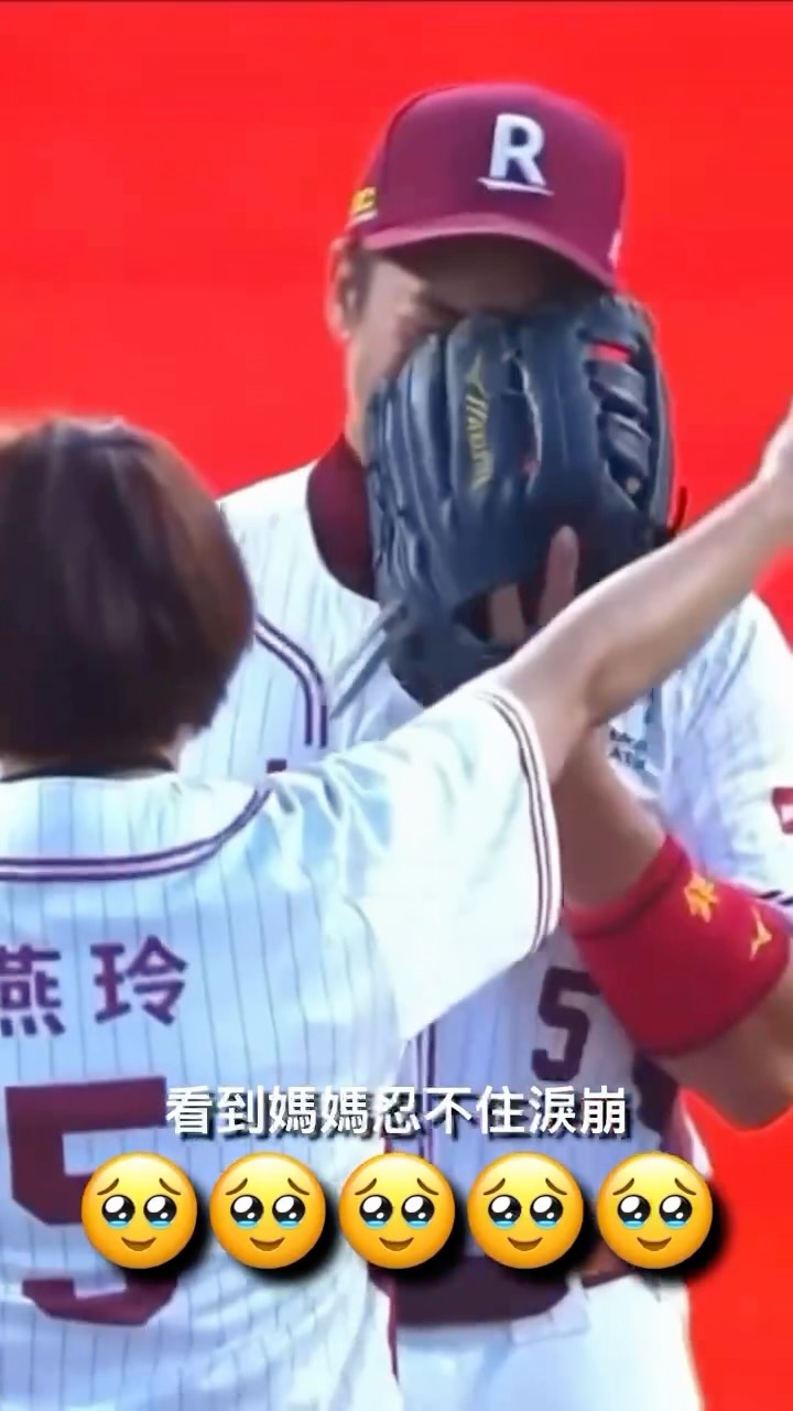 梁家榮看到媽媽來開球淚崩的原因…
-
Be supporters!
三得利健益長期關注台灣銀髮健康議題,自2023年以來開始與地方日照中心合作,至今已推廣4年,由於台灣棒球有著濃厚的應援文化,因此成立了「橘應援團」也推出「肌勵應援舞」,帶領長輩從照護機構走向球場,為棒球應援的同時也為長輩自己的生活應援,希望陪伴他們從「被照護者」轉變為主動參與、為他人加油的「支援者」。 縮圖