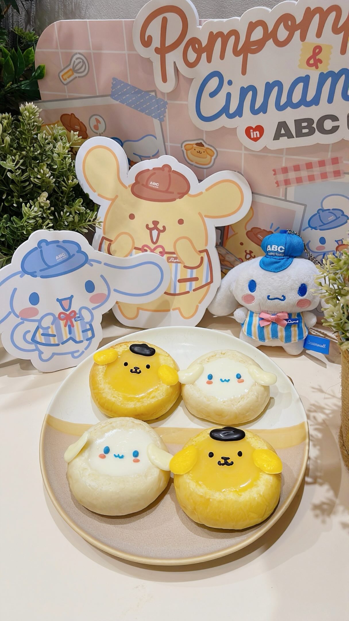 今年台灣終於有喜拿授權的DIY手作課程了👏跟朋友們一起來「 ABC Cooking Studio 」做喜拿麵包啦🍞
老師會先幫忙好準備材料,照著老師的教學一起做,沒想到做一個喜拿麵包好像也不難…雖然平常有在手繪,但不同的材料畫喜拿的臉還是有點難度(原來他們的五官是融化巧克力🍫來畫),不過整體做完對於完全沒做過的人算有點成就感🤩
⋱⋰ ⋱⋰ ⋱⋰ ⋱⋰ ⋱⋰ ⋱⋰ ⋱⋰ ⋱⋰ ⋱⋰ ⋱⋰ ⋱⋰ ⋱⋰
Sanrio Summer Fun|夏日烘焙派對
限定Workshop《可愛製造所:布丁麵包篇》
🗓️開課時間:2026/7/6~2026/9/30
⏰課程時長:約2小時
📝課程內容:大耳狗可爾必思奶酪及布丁狗檸檬凝乳麵包各2個
📍開課教室:南港教室、環球板橋教室、台北101教室
🔗課程報名連結:
https://www.abc-cooking.com.tw/news_detail/45
⋱⋰ ⋱⋰ ⋱⋰ ⋱⋰ ⋱⋰ ⋱⋰ ⋱⋰ ⋱⋰ ⋱⋰ ⋱⋰ ⋱⋰ ⋱⋰
如果你喜歡的話,歡迎分享限時動態給朋友們哦!
If you like this post, welcome to share with your friends.
#大耳狗 #cinnamonroll #布丁狗 #sanrio #abccookingstudio 縮圖