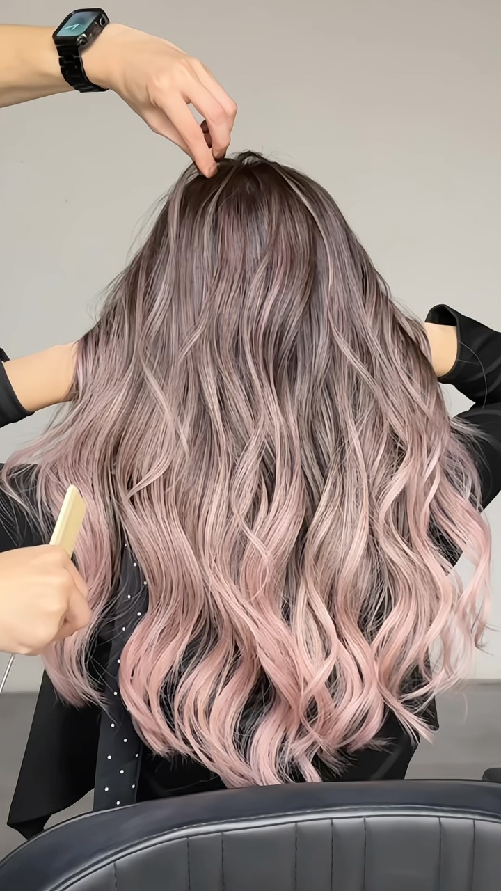 Dreamy hair color🩷🤍
#balayage 
#calor 
#taiwan 
#台北 
#染髮 縮圖