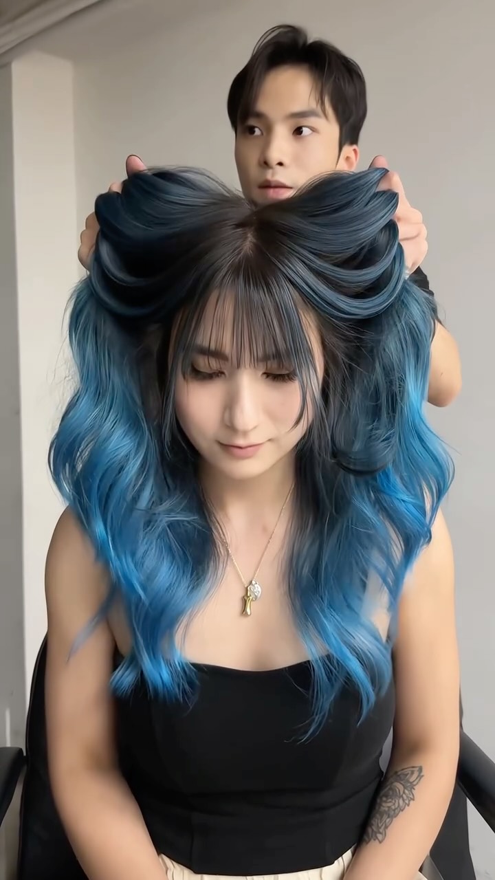 Hot girl hair color💙🩵
#balayage 
#calor 
#taiwan 
#台北 
#染髮 縮圖
