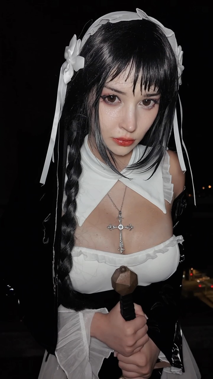 今天的試裝,修女服加上了大劍,遇到下雨天
#sinisistar #cosplay #コスプレ #修女 #下雨 縮圖