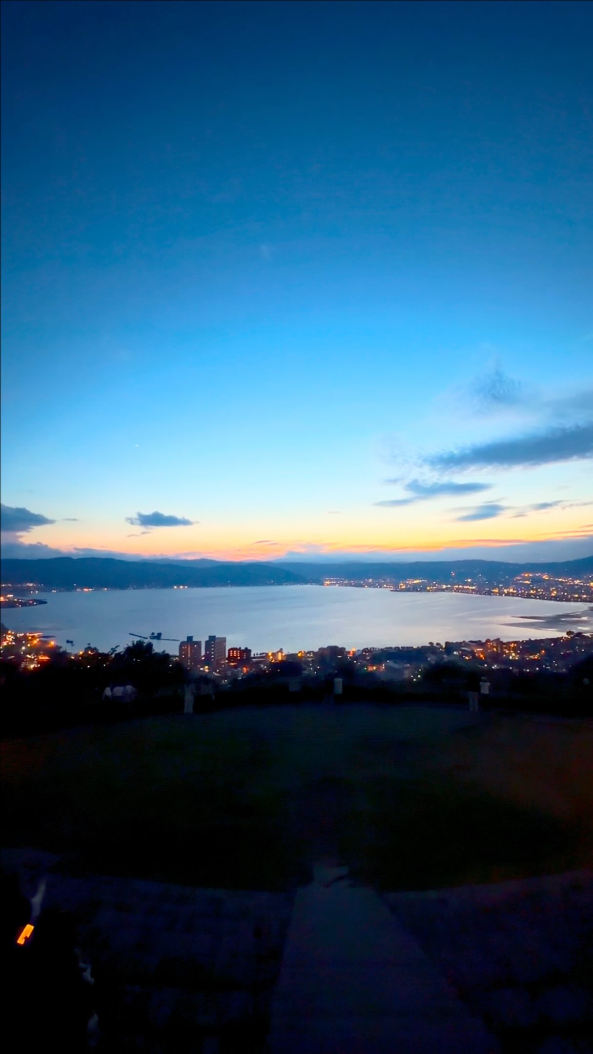 電影上映10年了 我終於來到糸守町
📍日本。諏訪湖
Japan , Lake Suwa
諏訪湖(すわこ/Suwa-ko)
位於日本長野縣中央
是一座被群山包圍的高原湖泊
諏訪湖因為景色與電影 你的名字
中的「糸守湖」十分相似因此成為不少影迷的朝聖地
最佳拍攝點:立石公園(立石公園/Tateishi Park)
從高處可以一次把整座諏訪湖+諏訪市街+遠方山脈收進畫面。尤其夕陽到藍調時刻非常漂亮,也被稱為現實版的《你的名字》
⚠️交通推薦
「東京羽田機場 HND」 搭車約4小時
「東京成田機場 NRT」搭車約5小時
「名古屋中部國際機場 NGO」
自駕約3小時→ 諏訪湖約 250 km
公園旁只有約20幾個停車位
自駕記得中午後要上去不然只能徒步上山
▫️座標:343F+92 諏訪市 日本長野縣
#立石公園 #長野縣 #你的名字 #諏訪湖 縮圖