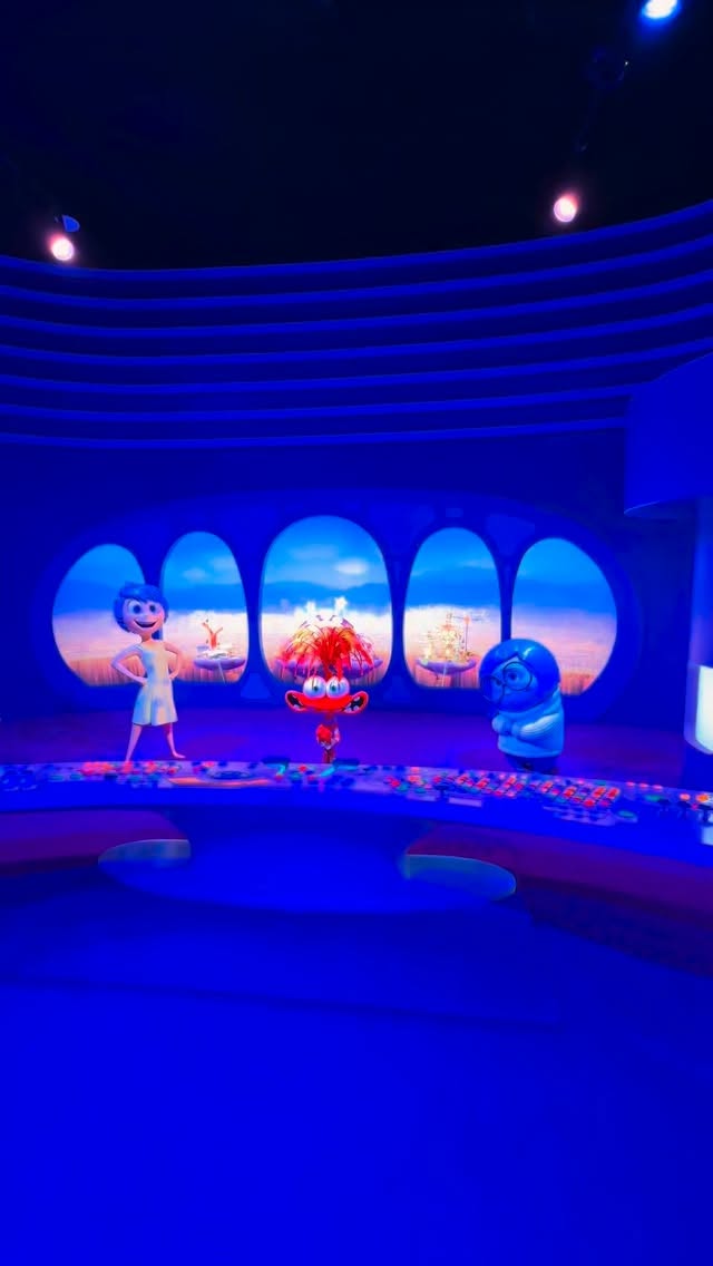今年台灣最厲害的展覽竟然在高雄
-
📍 皮克斯世界巡迴展 Mundo Pixar Experience
高雄站總共規劃了 10 個經典電影主題區
展區都結合了實體 1:1 雕塑、專屬調製香氣
與環繞配樂的五感沉浸式體驗
1. 玩具總動員 (Toy Story)
展區亮點:1:1 等比例打造的「安弟的房間」
特色體驗:入內後所有人會瞬間縮小,改以「玩具的視角」來觀察這個巨大房間,並能與胡迪、巴斯光年近距離合照
2. 怪獸電力公司 (Monsters, Inc.)
展區亮點:重現大眼仔與毛怪工作的「驚嚇部隊工廠樓層」
特色體驗:現場可以看到無數扇通往人類世界的傳送門,體驗將尖叫聲轉化為笑聲的歡樂能量
3. 腦筋急轉彎 (Inside Out)
展區亮點:走進主角萊莉的「大腦控制總部」
特色體驗:控制台前有樂樂、憂憂、阿焦、怒怒、驚驚和厭厭 6 大情緒角色迎接你,親眼見證腦內的情緒碰撞
4. 海底總動員 (Finding Nemo)
展區亮點:波光粼粼的「深海大堡礁」
特色體驗:現場運用極佳的光影效果,讓你彷彿潛入繽紛的海浪之下,與尼莫、馬林、多莉一同在海底穿梭冒險
5. 汽車總動員 (Cars)
展區亮點:經典的「油車水鎮」
特色體驗:可以衝進 Flo's Café 尋找實體比例的「閃電麥坤」,體驗塞車小鎮的異國搖滾風情
6. 天外奇蹟 (Up)
展區亮點:卡爾爺爺的「溫馨客廳」與彩虹氣球小屋
特色體驗:充滿懷舊與感動的氛圍,可以看到滿滿浮空的老房子與精緻的居家場景
7. 可可夜總會 (Coco)
展區亮點:神祕斑斕的「亡靈土地
特色體驗:以 1:1 的華麗視覺實景,重現墨西哥風情的經典彩色祭壇與樂器場景,極具視覺震撼力
8. 料理鼠王 (Ratatouille)
展區亮點:小鼠小米的美食廚房廚具世界
9. 元素特城市 (Elemental)
展區亮點:風、土、水、火四大元素共存的科幻現代化大都市。
10. 青春養成記 (Turning Red) / 尋路阿路卡 (Luca) 等
展區亮點:皮克斯近年熱門的新作世界(如《路卡的夏天》海邊小鎮 等巡迴熱門展演
-
⚠️Klook獨家販售
▫️展覽地點:高雄輕軌「高雄展覽館站(C8)」
▫️早鳥商品套票:9月4日 12:00 開賣至 9月30日(單人 $790、雙人 $1,500,皆含台灣限定鑰匙圈盲包)
預售票:10月1日至12月17日(單人 $850、雙人 $1,650)
▫️展期全票:平日 $890、假日 $930(現場購票則為平日 $950、假日 $990
▫️活動時間:2026/12/18 - 2027/04/18
#皮克斯 #皮克斯世界巡迴展 #MundoPixar #MundoPixarExperience 縮圖