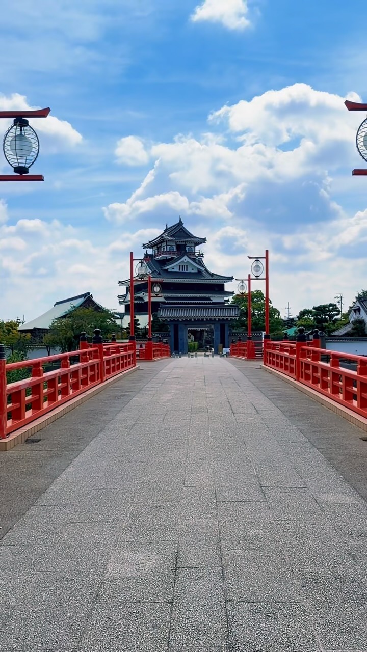 原來神隱少女的場景真的存在
-
📍名古屋。清洲城
Nagoya , Kiyosu Castle
這裡是位於日本愛知縣的「清洲城」
城前有一座朱紅色大手橋
走過紅橋、望向遠方的天守閣
整個畫面就像千尋走向油屋的場景
也被稱為「名古屋版神隱少女」
從名古屋市區搭電車出發
約15分鐘就能抵達
-
▫️時間:09:00 - 16:30
▫️座標:6R8V+JC 清須市 日本愛知縣
#名古屋景點 #名古屋 #清洲城 #Nagoya 縮圖