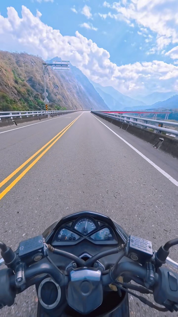 這裡是台灣最美公路嗎?
📍南投。新中橫公路
Nantou , New Central Cross-Island Highway
-
新中橫公路稱台21線
是一條橫越中央山脈
串聯南投信義鄉與嘉義阿里山絕美山岳公路
一路從中海拔茶園、杉林出發
緩緩爬升到接近 2,600 公尺的高度
俯瞰台灣最高峰玉山、河谷、山岳
沿途風景像看場4D電影般驚嘆且華麗
-
▫️地址:556南投縣信義鄉新中橫公路16號
▫️座標:JVXJ+XG 新鄉村 南投縣信義鄉
-
#南投景點 #新中橫公路 #機車環島 #nantou 縮圖