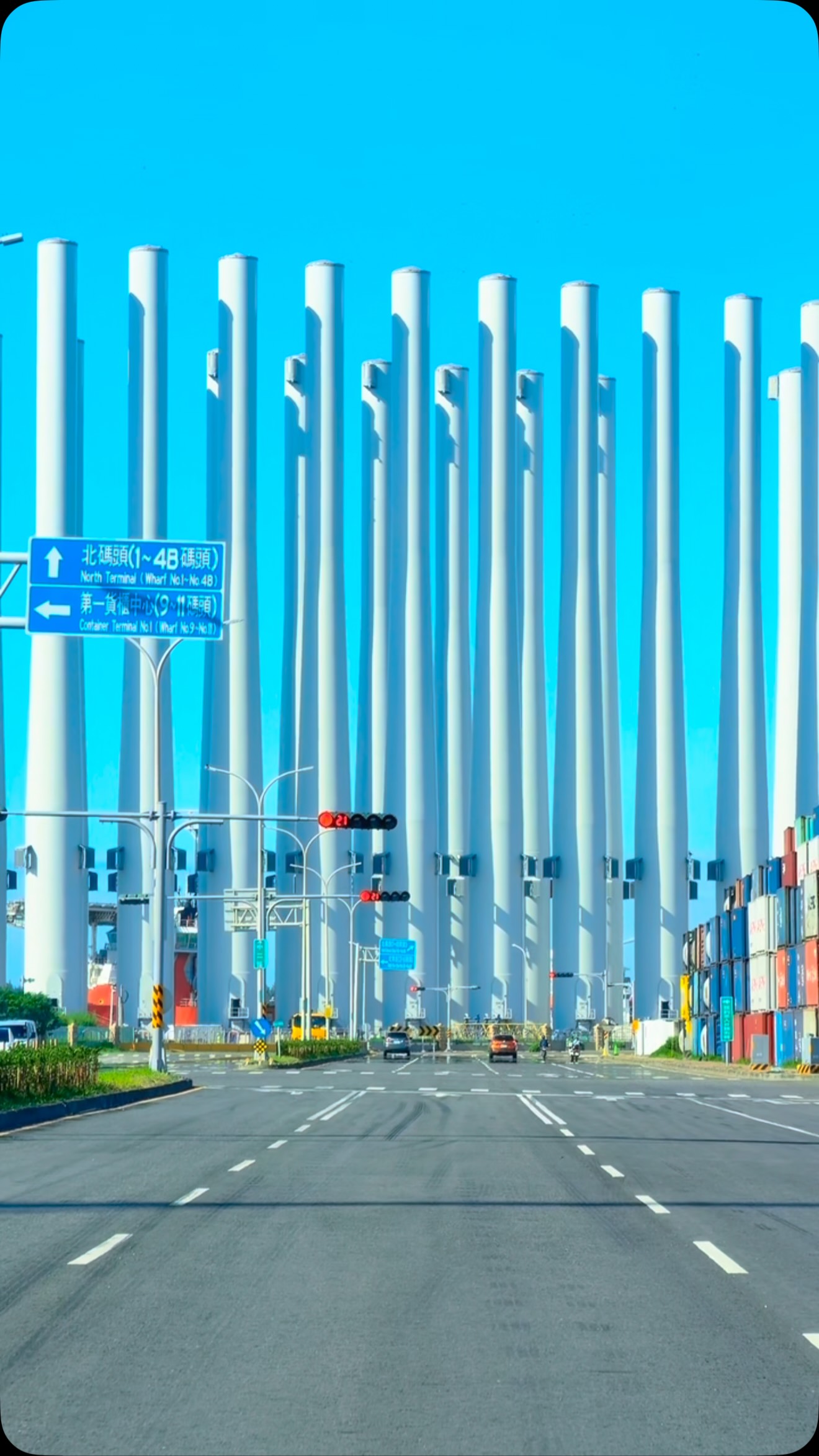 限時絕景 台灣版帕德嫩神殿
-
位於台中港碼頭(近中二路森林公園旁)
原型為離岸風力發電機的巨大白色塔筒
數十支高聳白色圓柱形塔架整齊排列
遠遠看宛如古希臘的帕德嫩神殿遺址
這些組件為施工暫置
預計9月起陸續出海
這處奇景也將隨工程進度消失
風機組件放置於台中港 5A、5B 碼頭
此區為管制區域只能遠遠拍攝
-
▫️座標:7GMM+3G4 海濱里 臺中市清水區
#台中景點 #台中港 #Taichung #taiwan 縮圖