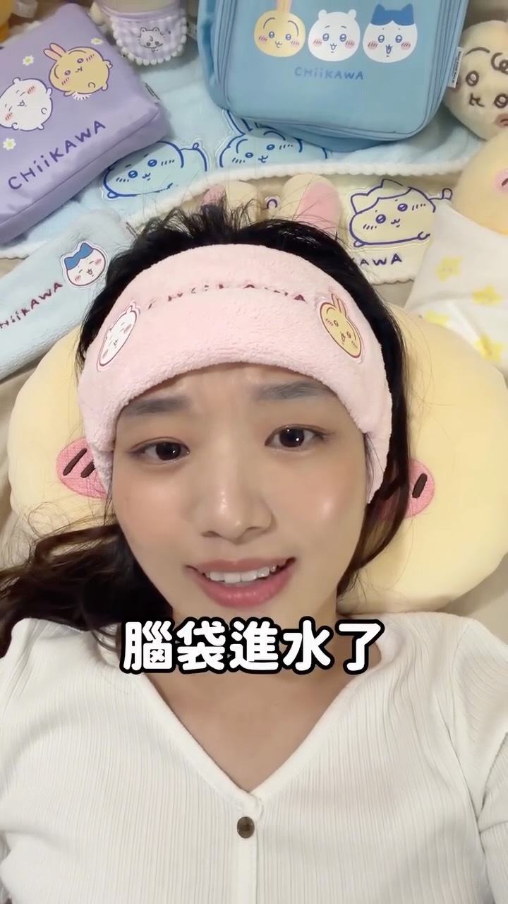 嗚啦!寶寶們又有限定贈品啦~~
這波多芬磨砂膏跟吉伊卡哇合作的超值特別組
現在買就送限量吉伊卡哇贈品!真的口愛到不行又實用!
🩷石榴超值組
隨機送吉伊卡哇束髮帶(有藍色跟粉色款~)
🫐藍莓超值組
隨機送吉伊卡哇吸水巾(有米色跟藍色款)
可以掛在浴室每天讓寶寶們為你擦手手~洗手也療癒!
-
💛多芬磨砂膏全系列,購買滿 $579(屈臣氏、康是美、寶雅、momo、蝦皮)
就送吉伊卡哇旅行吊掛包
這真的實用到不行🤩有附 S 掛鉤,旅行拿來裝保養品、化妝品都很適合!!
🧡momo、蝦皮消費滿 $1099
就送吉伊卡哇旅行袋
展開來空間很大!不用的時候可以縮小收納
出國旅遊可以帶著當採買購物袋🤩
-
磨砂膏也很好用!
夏天露出大片肌膚我會有點在意手肘、腳踝有點暗沉的地方
身體保養的第一步就是去角質!
多芬磨砂膏有 3 種磨砂力度(輕度 / 適中 / 深層)
上面介紹的石榴、藍莓是適中磨砂力度 ,一般膚質都可以用!
而且裡面還有添加美肌保養精華、滋潤保濕乳液
用完皮膚會滑滑嫩嫩還亮了一階~~還香香的😍
喜歡吉伊卡哇也想要嫩滑肌膚的你🫵
現在多芬特別超值組限時下殺$398 !
趕快去帶一組回家,一起除「糙」行動吧💪
#多芬磨砂膏 #磨砂膏 #吉伊卡哇 #身體保養第一步 縮圖