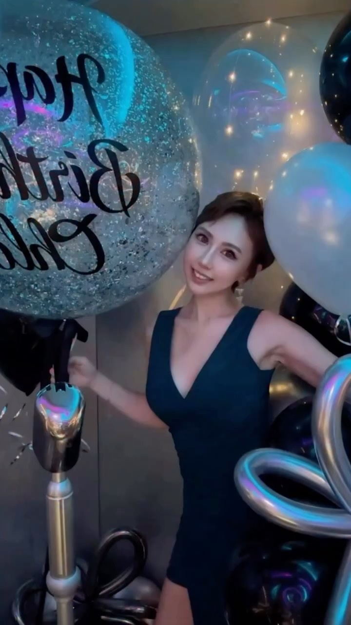 我一直都很喜歡儀式感。🤍
喜歡花、喜歡驚喜、喜歡把重要的日子好好過。
因為生活本來就需要一些值得期待的事。
但年紀越大越發現,儀式感最珍貴的,
從來不是多昂貴的精品
而是有人願意為你花心思的準備這一天
只為妳的快樂
此時此刻的我
有老公的愛、家人的愛、朋友的愛。
謝謝我妹跟老公為了我的大壽忙前忙後,
準備花、準備氣球,
還偷偷安排了彩蛋來賓。
但這晚我最喜歡的,
不是花有多漂亮,也不是驚喜有多大。
而是大家聚在一起,
很自在、很開心地玩了一整晚。
年紀越大越覺得,
生日真正值得慶祝的,
不是「我又長大一歲」。
而是又過了一年,
我愛的人還在,
愛我的人也還在。
這大概就是長大以後,
我最喜歡的富有。🤍
至於生日願望……
希望可以許很多個😁
人都長大了,願望額度也該調高了吧。
#這家氣球🎈我好喜歡🤍
#克洛伊HBD #下次希望可以好好認真唱幾首歌😂
#現場有歌后跟舞后 #愛 縮圖