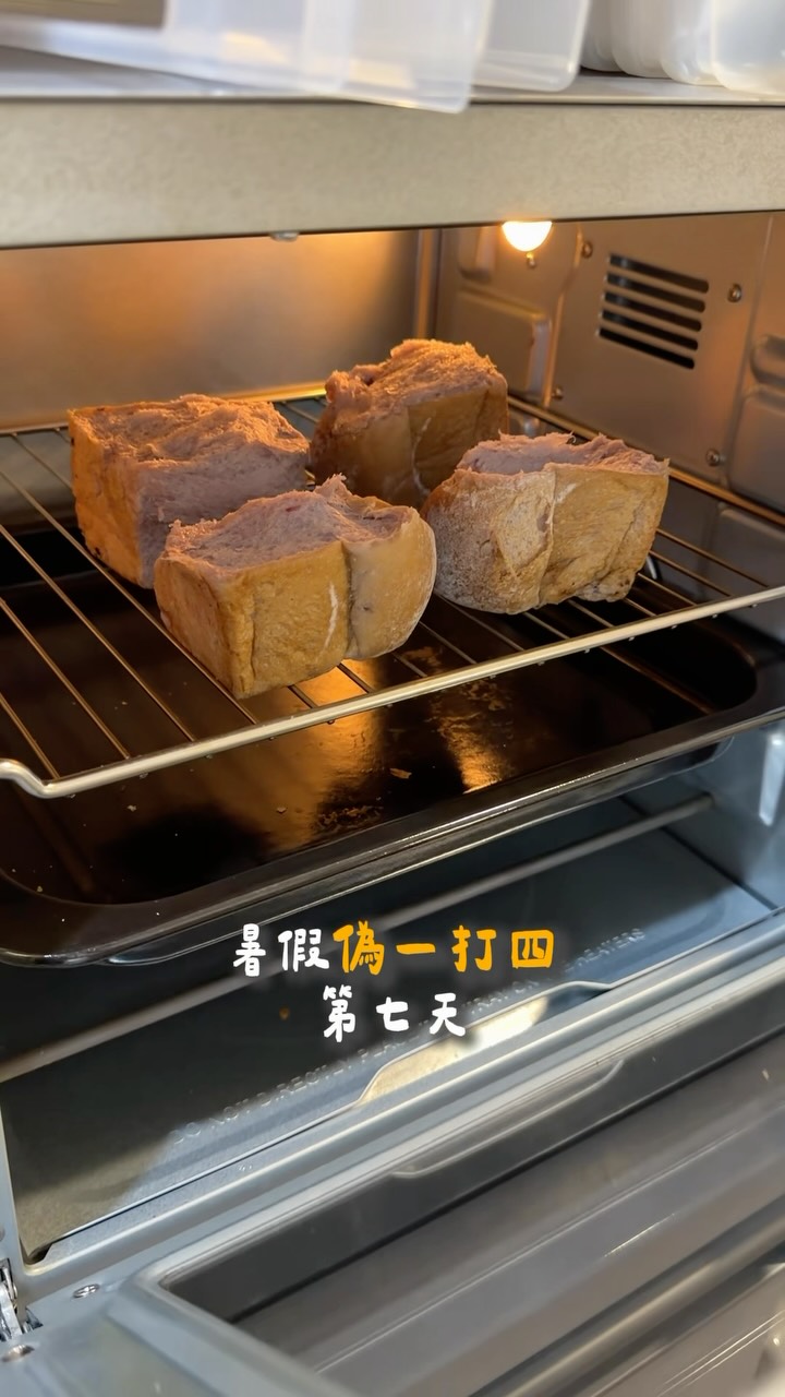 《暑假偽一打四10天紀錄》第七天
今天一定是這一個系列最輕鬆的一天😂
先生從日本來一起陪玩陪游泳
還有朋友一起做貝果、陪游泳
(明天又剩我自己了~救命🤣)
朋友準時收看影片
一直誇獎之前做貝果的影片
直接抓來一起做貝果🤩
剝皮辣椒雞口味好吃到不行👍
茶口味+葡萄乾跟巧克力
太貪心放了太多料了~~
游泳課姐姐這一班剛好只剩兩個學生
變得宇宙無敵精實😂
上課一直游來游去一堂課70分鐘
大概只有上廁所會休息
難怪她每天回家都是最好睡的👍
晚餐好喜歡台灣的牛排館的玉米濃湯喔
日本的玉米濃湯是甜甜的
偶爾還是喜歡台灣的
超多料又濃濃鼻涕感(是稱讚)
吃到今天
我已經放飛自己
眼裡、心裡都沒有體重計這回事了🙃
#育兒生活 #暑假日記 #游泳
#一打四 縮圖