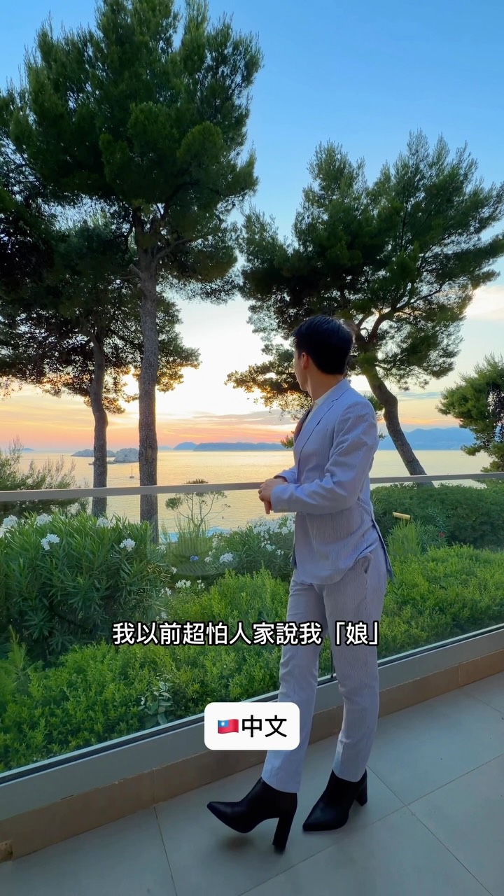 你知道嗎?
高跟鞋,原本就是男人穿的。
它最早來自古代波斯的騎兵。是為了讓士兵站在馬鐙上射箭時,更加穩定。
十七世紀,這股風潮傳到歐洲後,很快成了貴族男性身份的象徵。
鞋跟越高,代表地位越高;越不方便走路,反而越能證明你不需要勞動。
連法國國王路易十四,都以一雙紅色高跟鞋宣示自己的權力與尊貴
而身高本就超過一百八十公分的英王查理二世,還經常穿著近五吋高的鞋跟, 站在朝臣中高人一等,氣勢逼人
我以前超怕人家說我娘
現在我穿高跟鞋就是比你帥不然你是要怎樣 縮圖