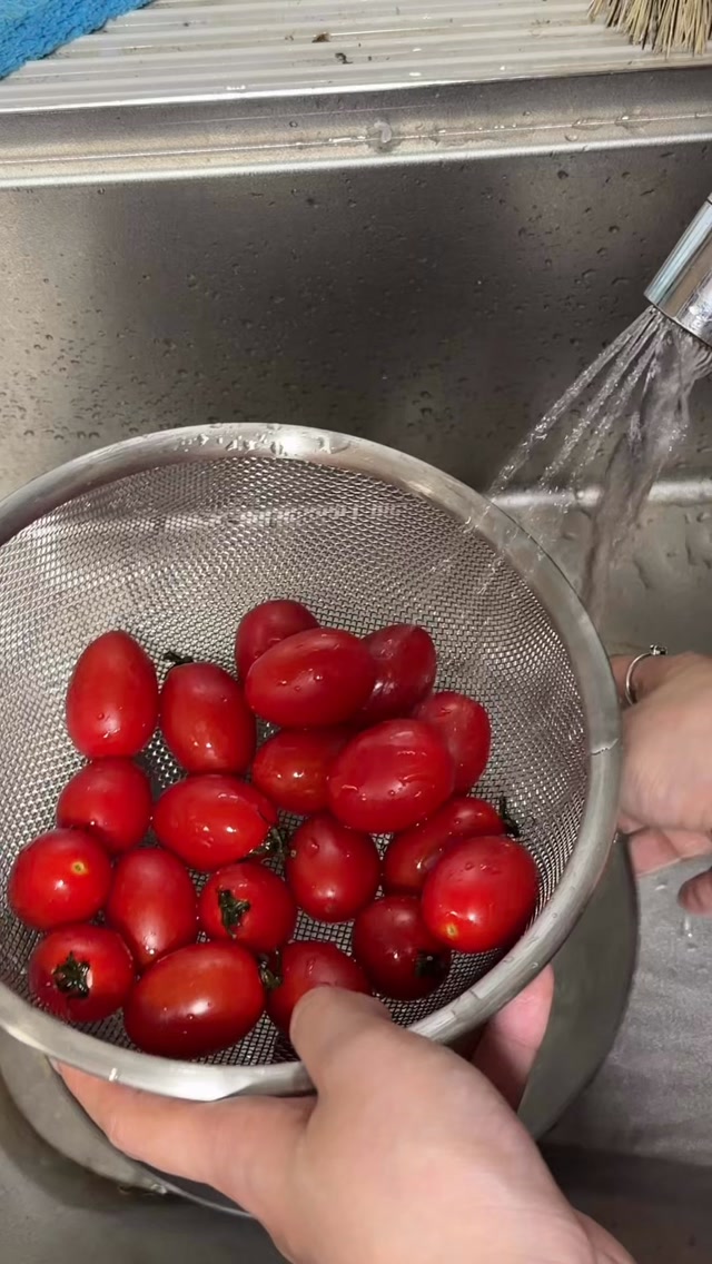 太久沒拍做菜影片生疏了
竟然一直對焦在手⋯
好的橄欖油配蕃茄真的超讚
這是唯一一道料理
我有信心做得比餐廳好吃的
因為只要用好食材就可以完勝
義大利精品橄欖油團購優惠
留言「好油」傳送給你 縮圖