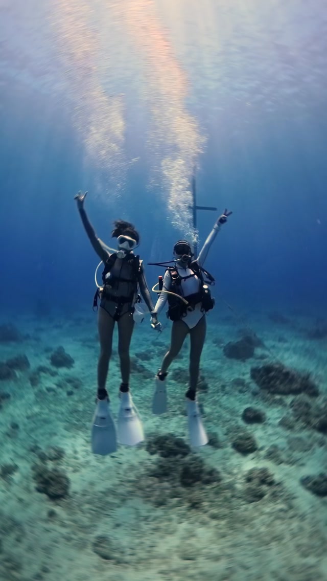 📍藏水|綠島
OW Open Water Diver|第一張潛水證照
「遺憾像什麼?像身上一顆小小的痣,只有自己才知道位置及浮現的過程。」潛過水的人會明白這句話的意思,你終究得回到岸上,而從綠島回來ㄧ個半月,我還是一直想起那片海。
當水慢慢沒過頭頂,陸地上的聲音被隔絕在海水之外,世界像突然被按下靜音鍵。在陸地上,呼吸是一件我們幾乎不會注意的事情,可是到了水下,呼吸突然有了形狀,我聽見自己的呼吸聲,沉悶又巨大,好像自己也變成了某種海洋生物,每一次吐氣,都變成透明的氣泡,搖晃著往上升,最後消失在頭頂那片光裡。
浮力抵消了大部分的重量感,身體懸浮在海水裡的感覺很像進入外太空,整個人漂浮在另一個星球。
而地球表面大約 71% 都是海洋,我們從出生開始,就一直生活在剩下的 29% 陸地上,總不能只待在陸地上,卻從來沒有想過去探索這個世界另外 71% 的樣子吧?
海其實就像一座沒有牆的城,
魚群會毫不在乎的從旁邊游過去、他們有自己的生活、自己的家,我只是剛好游進牠的世界⋯這讓我感覺我們其實都是自由的生物,意義和規範都是陸地賦予的,用來衡量功利和產出,而大海從不要求你證明什麼,它只是把你帶回一個很簡單的狀態——存在的本身就是意義。
但其實在第一次下水以前,我也沒有這麼從容;這次去綠島是為了完成我的第一張OW潛水證照,也想把它當作人生的一個體驗里程碑。
因為我本身就有一點深海恐懼,卻又很反骨地想抵抗這種天生的恐懼;我害怕陌生的生物,害怕被浪沖走,害怕海水沒過頭頂,害怕在水裡無法呼吸,也害怕自己離岸邊越來越遠,最後找不到回去的路⋯所以第一次下水的時候,花了很多時間在跟自己的焦慮溝通。
幸運的是,我的第一位潛水教練,是藏水的Aria。她是一個很穩定、很有力量的人,第一眼看起來是一個很纖細的女生,卻好像把很多知識、經驗和能力都藏在身體裡,在我還沒來得及害怕以前,她就已經知道要怎麼處理。
我緊張的時候,她會陪著我適應,在那些我需要幫助、甚至還沒開口的時候,她總是在。
水下不能說話,只能靠手勢溝通,但我只要看到她,就會覺得自己可以繼續往前。
現在回頭想,我第一次可以這麼順利地下海,不是因為我突然變勇敢了,而是因為有人讓我知道:「她有絕對的專業,且永遠會以我的生命安全為優先」。
這次考OW,我在藏水待了一週;平常在台北比較習慣住精緻華麗的飯店,但這次住進藏水之後,我突然覺得一個潛水的人好像真的不太需要一間多豪華的房間。
因為大部分時間根本不在床上,不是在海裡就是在等待下海,上岸洗漱完,累了就躺在公共空間的沙發上,然後大家慢慢聚在一起聊天、唱歌、分享今天在海裡看到什麼⋯回到藏水,還會有熱騰騰的飯等著我們。
義大利麵、燉飯、控肉飯……每天都吃得很好,大家圍在一起吃飯的時候,有一種很簡單的「回家了」的感覺——藏水就像一個沒有血緣關係的家。
你可能一開始來綠島,誰都不認識,但住進來沒多久,就會有人跟你聊天、問你今天潛得怎麼樣、叫你一起吃飯,甚至帶你出去探險、找綠島的美食;有時候大家坐在卡車後面,被載去海邊發呆,溫柔慵懶的海風吹過來,整座島都安靜下來,你聽得到自然的聲音。
好像在這座島上,人與人之間沒有那麼多猜忌,也沒有那麼多需要防備的東西。
我以前對綠島的印象其實有一點無聊,
總覺得就是來騎車、看海、吃東西,就結束了,直到這次真的住進來,跟著這群人一起生活,才發現原來不是綠島無聊,是我以前沒有好好認識它。
當你不只是來玩幾個景點,而是真的在這裡生活一陣子,會發現綠島很像另一個慢下來的世界,路上沒有台北那麼多車、沒有一直響的手機、沒有每天都在趕的行程。
如果你有綠島旅行的計畫,或一直有想嘗試潛水、考潛水證照的念頭,我很推薦你來藏水找
@iamariadu
也許你最後會像我一樣,在這裡找到一個原本沒想過自己會喜歡的興趣、得到一段完全不一樣的人生體驗。
#綠島 #綠島潛水 #OW潛水課程 #潛水證照#水肺 縮圖