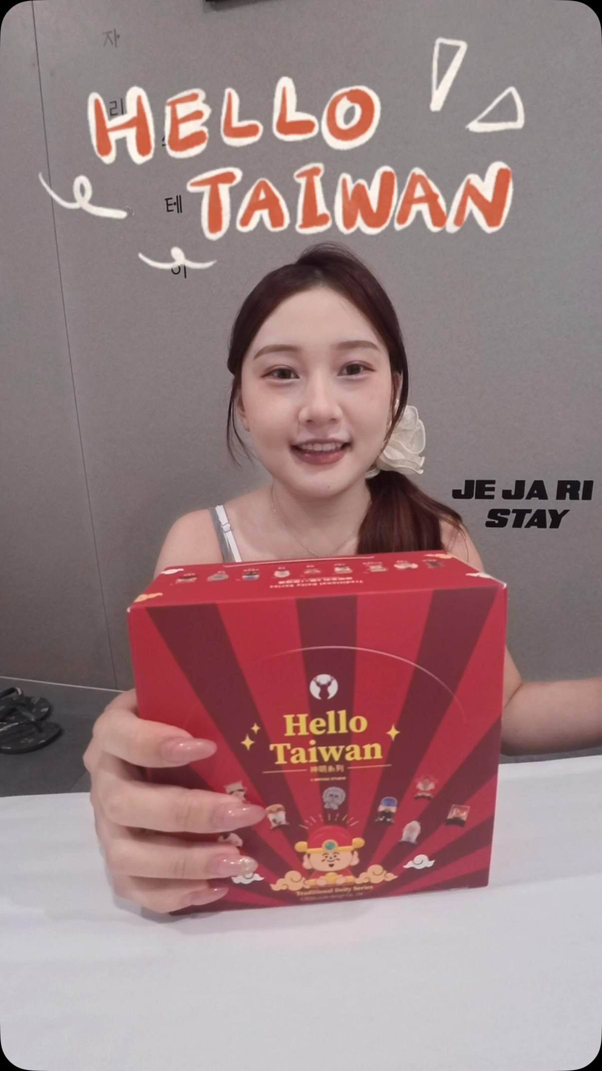 把台灣最有味道的信仰文化,裝進一盒收藏!
@luyao.design2019
HelloTaiwan 5 神明系列正式登場,全系列 9 款+隱藏 1 款,每一款都是熟悉的台灣風景,也是最有溫度的祝福。
✨ 不只是盒玩,更是一份陪伴、一份信念、一份屬於台灣的文化記憶。
🙏 平安、財運、姻緣、學業、守護,一次收藏!
更有超驚喜隱藏版「電子花車」,等你開箱!
📿 全系列 9 款+隱藏 1 款
• 土地公
• 文昌帝君
• 財神
• 月老
• 大頭佛
• 金雞母
• 石獅子
• 籤筒+筊
• 白沙屯媽祖(拱天宮聯名款)
🎉 隱藏版|電子花車
路遙圓創 × WKY560 STUDIO
▌HelloTaiwan 5 神明系列|設計師盒玩
✨ 你最希望第一抽遇見哪位神明?
✨留言告訴我,你最想抽到哪一款?也歡迎分享你與神明的小故事。🫶 縮圖