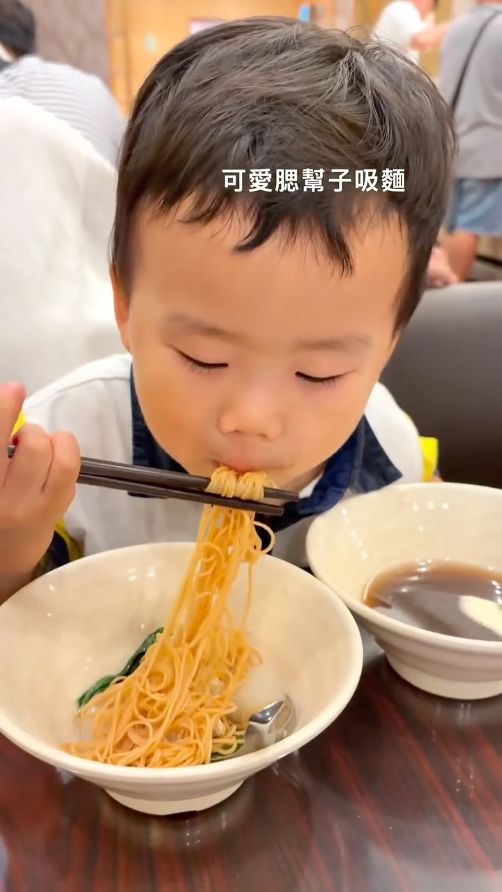 宜蘭。頭城 。蘭陽行旅 (影片打錯了🙈)
115.07.18
⬇️KLOOK訂房享優惠⬇️
*憩淘囡仔KLOOK折扣碼:KIDSPLAY
KLOOK 消費滿1500 ,即可使用最高折抵300
因為大兒子的畢業旅行,不想塞車的我們決定提前先到宜蘭住一晚。
沒想到讓我訂到一間超適合小資家庭的旅館,
一晚居然不到3000元,再加上輸入我自己的
KLOOK折扣碼 ,再打95折😙
最後下單價格是25xx ,國內旅遊不知道多久沒訂到這種價格了😭
當天下班直衝宜蘭,把兒子們餵飽後,我跟爸爸只有隨便吃吃,想不到抵達旅館時居然有免費宵夜可以吃🤩
宵夜場可以自煮麵食(雞絲麵、米粉、蒸煮麵、王子麵)+青菜、肉燥、油豆腐、菜頭湯 =
就是小時候巷口那家肉燥米粉湯啊!🤤
吃完暖胃也暖心❤️
另外還有甜品紅豆湯🫘,料多實在,兒子們吃得很開心。
吃飽喝足歇息一會兒,一家人一起再房間泡湯♨️
,週五晚上舒服放鬆的好好睡了一覺。
隔天,凌晨五點多就起床的我,決定到附近自行車道晨跑,天氣很好景色超美,拍了好多張台灣感性😆,但海灘上的垃圾也是令人沉重。
一路我都在想,一定要騎車帶兒子來看看這美麗的景色,欣賞我們的台灣有多美。
滿身是汗回到旅館,弟弟被我的開門聲吵醒,ㄧ起床就走倒櫃子拿出前一晚買的牛奶球叫我打開,真的是有夠愛吃😂
這次住的旅館也有附早餐,但早餐中規中矩,就沒有特別紀錄了。
早餐後,跟旅館借了親子單車,帶兩隻重回早上跑步的路徑上,看著眼前的美景,以及兒子的笑臉,瞬間覺得此時此刻平淡卻無比幸福❤️ 縮圖