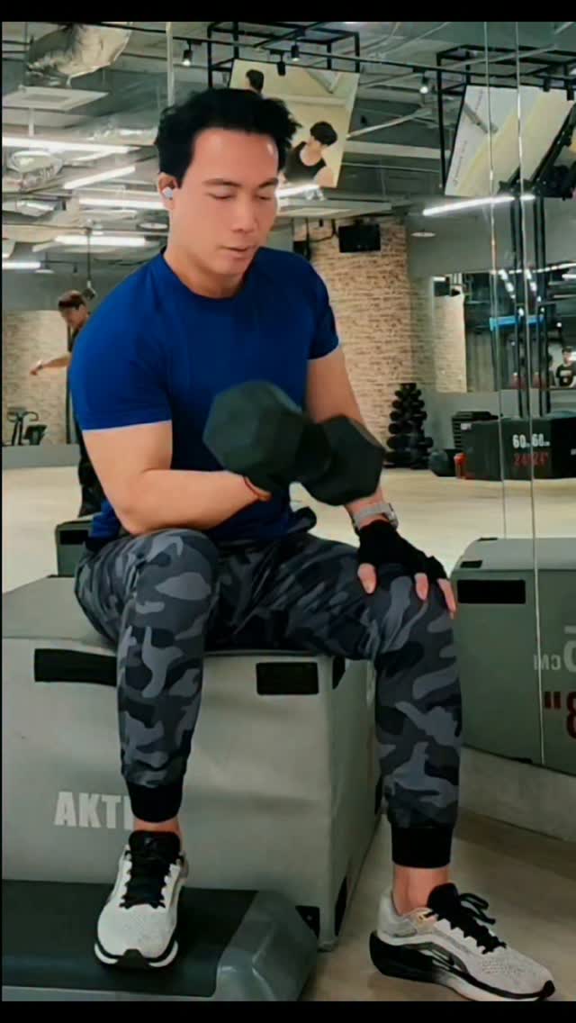 💫In my previous exercise, I practiced staying balanced on a BOSU ball while adding and moving a weight.
🏋️ This time, the exercise is much simpler—just sitting down and training my biceps.
But perhaps the idea is still the same.
Around me, everyone is busy with their own workouts, movements, and routines.
😄 And me? I simply focus on myself, my well-being, my goals, and my growth.
When those things become your priority, the little noise around you becomes simply... little noise.
🕵️ And here's the funny part...
I enjoy Sherlock Holmes, Tintin, and Detective Conan. 😄
But some little noises in life are not mysteries worth investigating.
🐶 No need to send Tintin's beloved dog, Snowy, to sniff around and investigate. 😄
🔍 No need to find the main source—it is simply too easy to deserve that much attention.
Whatever that little noise is, it is simply too small to distract you from your own growth.
🌱 I like gardening.
When we care about a garden, we remove the weeds—not because we hate them, but because we want to give the flowers more space, more nutrients, and a healthier environment to grow.
💪 Perhaps that is how inner strength and balance teach us where to place our attention:
A relaxed mind.
A focused body.
Our well-being.
Our goals.
Our growth.
😄 And sometimes... a simple smile. Yes, that beautiful smile.
✨ Lovely weekend. 縮圖