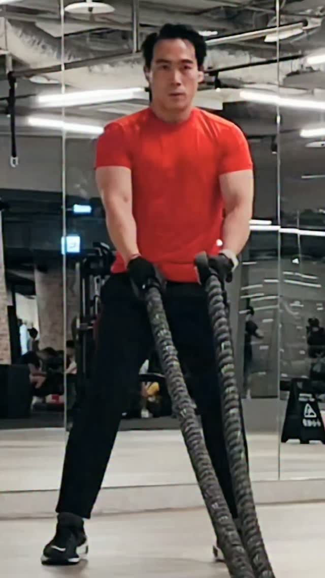 😂 For a second... I thought I was helping with the rice harvest.
💪 Turns out, I was just training my shoulders and cardio.
👍 Respect to our farmers.
They build the harvest.
Appreciate the foods that you eat.
I'm just trying to build a stronger body.
Looks easy and simple... until you actually try it!
#RopeWorkout
#RespectFarmers
#GymHumor
#FunctionalFitness
#StrongEveryDay 縮圖