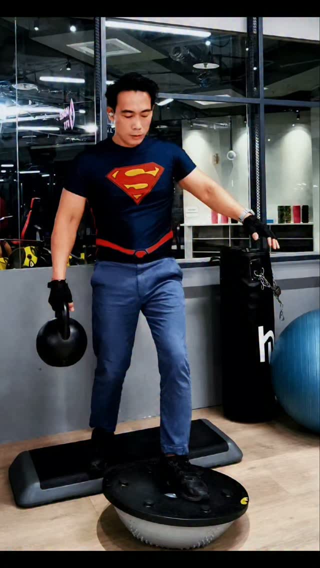 💫My previous BOSU exercise challenged my balance using only my body.
🏋️ This time, I added a weight.
The weight represents external pressures and negativity that constantly try to disturb my balance.
Just like life, external challenges will always exist.
✨ Real strength means maintaining your balance, adapting to challenges, and continuing your life even though those challenges still exist.
With time, the negativity loses its power.
#TheManyFormsOfStrength
#BalanceTraining
#FunctionalFitness
#MindBodyConnection
#TrainWithPurpose 縮圖