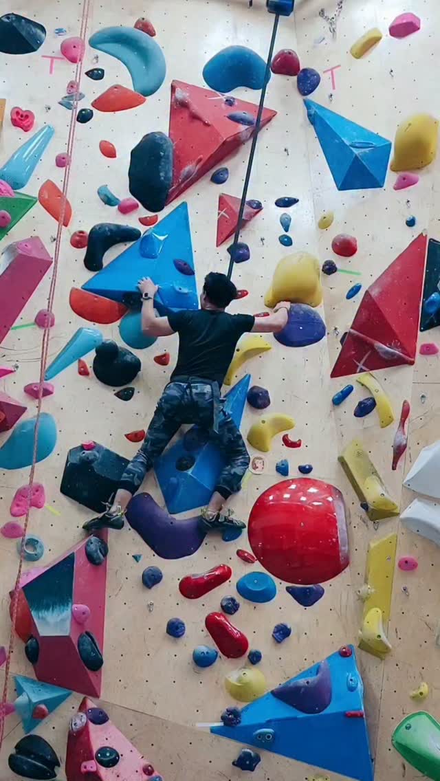 🏞Hot day or rainy day outside ? Indoor climbing keeps the adventure going.
Indoor rock climbing is a combination of technique, balance, problem-solving, and strength.
Every move is a harmony between your arms and legs, helping you maintain balance and climb efficiently until you reach the top hold.
Keep practicing-whether you're a hobbyist or a professional.
Intermediate and advanced routes completed 👌😀
#IndoorClimbing
#ClimbingLife
#BalanceAndStrength
#FunctionalFitness
#TrainWithPurpose 縮圖