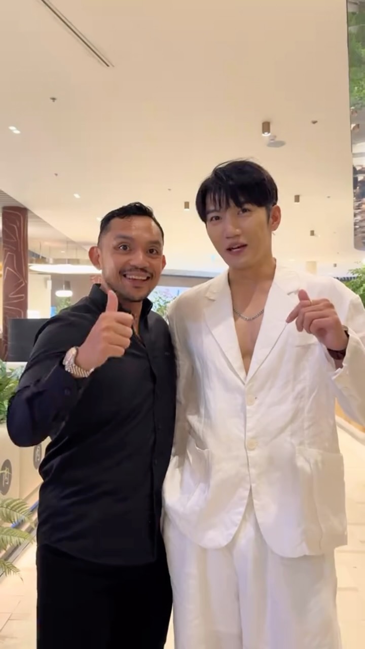 Inda pulang biskita betanya, tapi kadiaku mengajar #jinjiayu ( actor terkenal dari China) untuk menyabut
”Inda pulang biskita betanya“ setagal.
Kedia ani akan mula shooting di
Bangkok untuk satu drama yang viral disini bermula Oktober 2026 ani.
He will begin filming his new Drama
Thailand this October!
Can i act in that drama as well. As a village farmer? Hahaha Mudahan tah ku dapat belakon sama ia. Amin.
Bah jangan di ambil abis. Bye. 縮圖