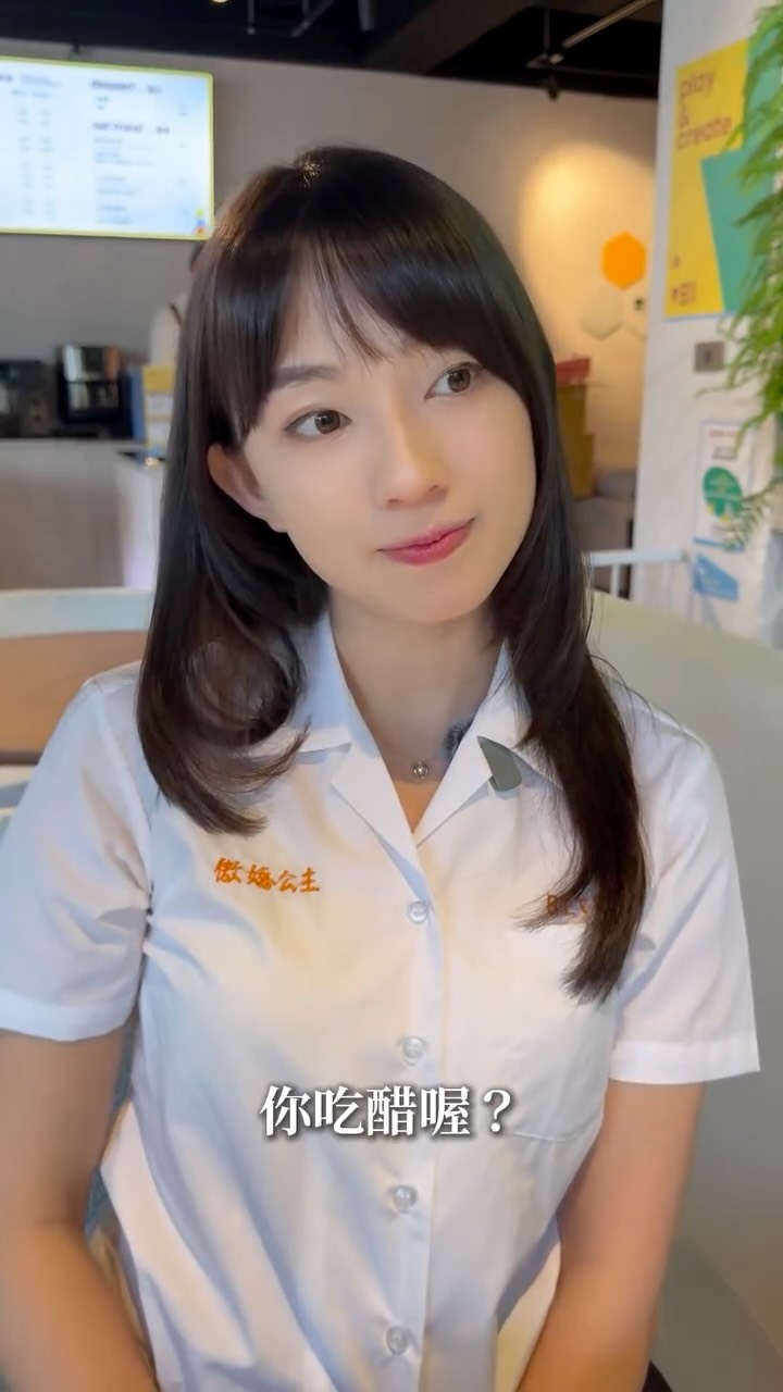 ⛔️⚠️ 傲嬌晚自習畫面流出
到底是什麼，讓一個單純的男孩子👦🏻心碎？
讓我們一起揭開傲嬌每天晚上的秘密㊙️🤫

鄭重介紹我的老師——RENAS 豐逸復興煥髮全護組✨

俗話說，女人的靈魂是頭髮（至少我是這樣覺得啦🤣）
最近開始很在意洗完頭之後，頭皮到底有沒有真的洗乾淨、頭髮有沒有自然蓬起來，RENAS 豐逸復興系列剛好就是我很喜歡的路線。

我自己實際用下來最有感的是香味真的很自然、很好聞，不會有很重的香精感；而且洗完頭髮是真的會蓬鬆，頭皮有一種「終於可以呼吸了」的感覺，這句真的沒在開玩笑😂

我平常會用天頂賦活洗髮精做日常清潔，再搭配雅典之水頭皮調理精華，洗完均勻噴在頭皮、稍微按摩幫助吸收。

總之，感情需不需要文藝復興我不知道，
但頭皮真的可以先復興一下。

放心，我沒有黑歷史😉

#RENAS #豐逸復興 #文藝復興 #頭皮養護 #洗髮精 縮圖
