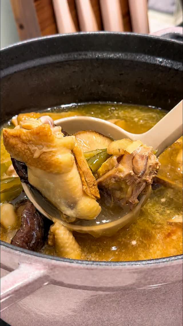 全家都愛的微辣剝皮辣椒雞湯🐔🥣
留言「雞湯」
給你完整食譜
#艾莉絲廚房手記 #自煮料理 #雞湯 #剝皮辣椒雞湯 縮圖