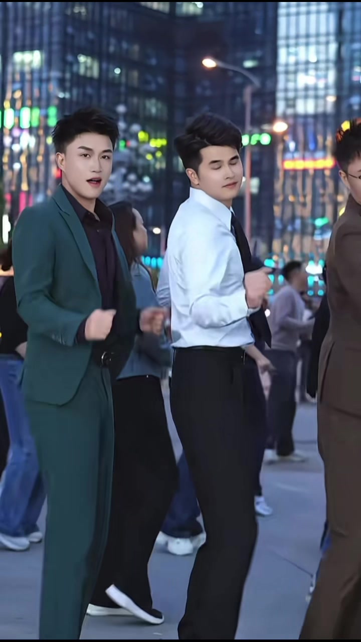 夢想舞團航少團隊#小浪#廣場舞# 縮圖