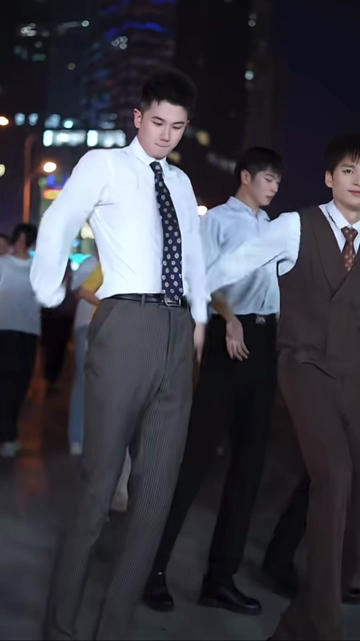 夢想舞團航少團隊#明ㄧ凡#廣場舞# 縮圖