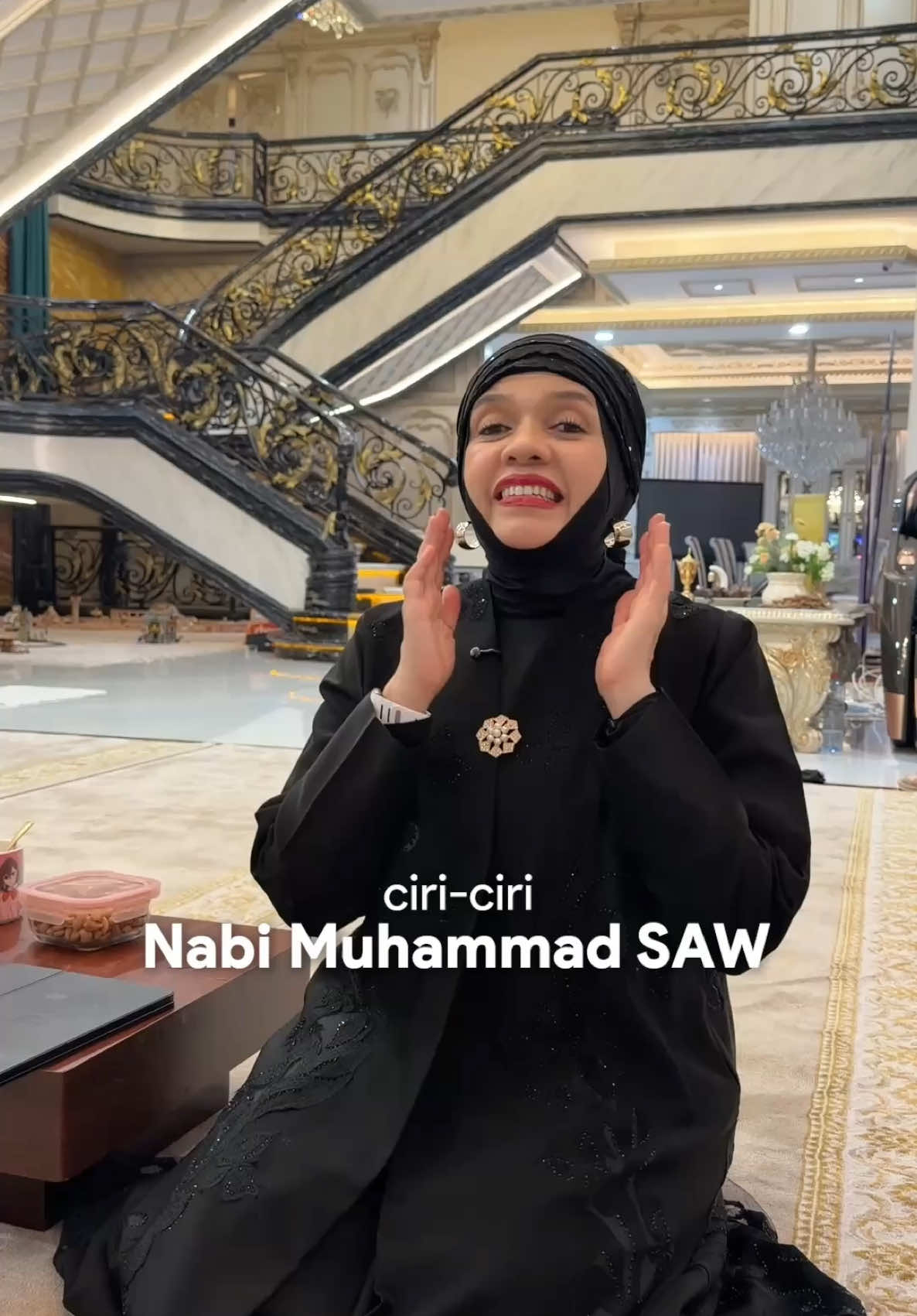 Memukau & mengharukan  kisah pertemuan Ummu Ma’bad dengan Rasulullah SAW, tapi Ummu Ma’bad tidak tau kalau itu adalah Rasulullah , kemudian Ummu Ma’bad menceritakan kpd suaminya Abu Ma’bad ttg ciri2 pria istimewa yang datang tadi, abi sampe nangis mendengarnya🥹 masya Allah . Kisah ini terjadi saat Rasulullah hijrah dr Mekah ke Madinah ditemani Sayidina Abu Bakar💚🤲🏻🤍 siapa yang mau tahu kelanjutan kisahnya? Apa kita bikin Part 2 nya? Comment di sini guys🤗 #rasulullah #maulidnabi 縮圖