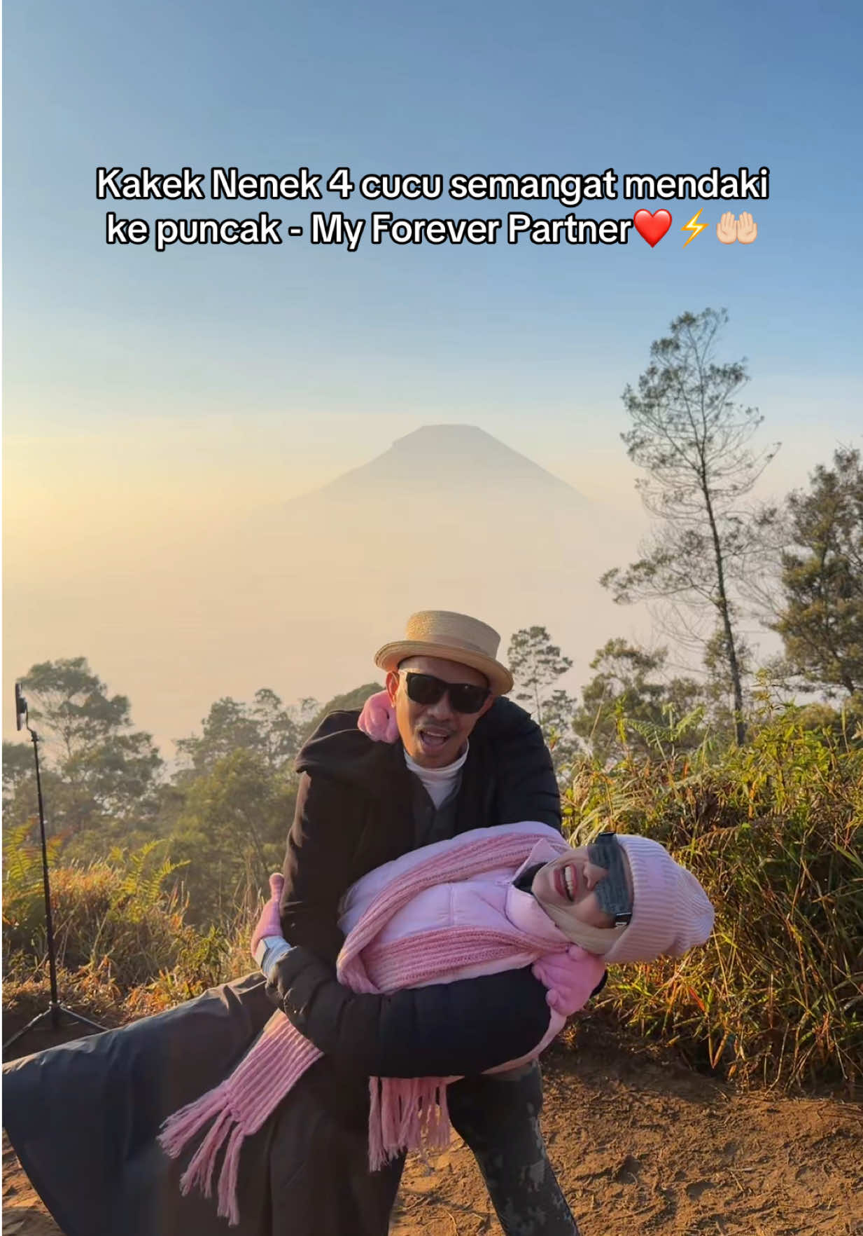 Alhamdulillah biar udah kakek nenek masih semangat naikin puncak sikunir #dieng #wonosobo #syukur 縮圖