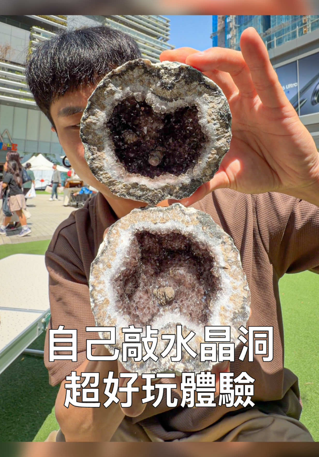 你們有體驗過自己開水晶洞嗎,敲開後就能獲得自己獨一無二的水晶洞😍 現場有好幾種大小跟款式的石頭,每種敲開後都是不同的驚喜! 那天去體驗超多人圍觀,過程期待又怕受傷害,但每顆打開後都號美好喜歡🔥 這間店會在全台灣的市集不定期出現,開店日期跟地點會公布在他們的ig上 傳給你想一起去開水晶洞的人 📍Samba Studio 3月開店地點: 3/21-3/22 帝國糖廠| 台中 3/28—3/29 桃知道 | 桃園藝文 水晶洞價格在150-4500都有~ #水晶 #水晶洞 縮圖